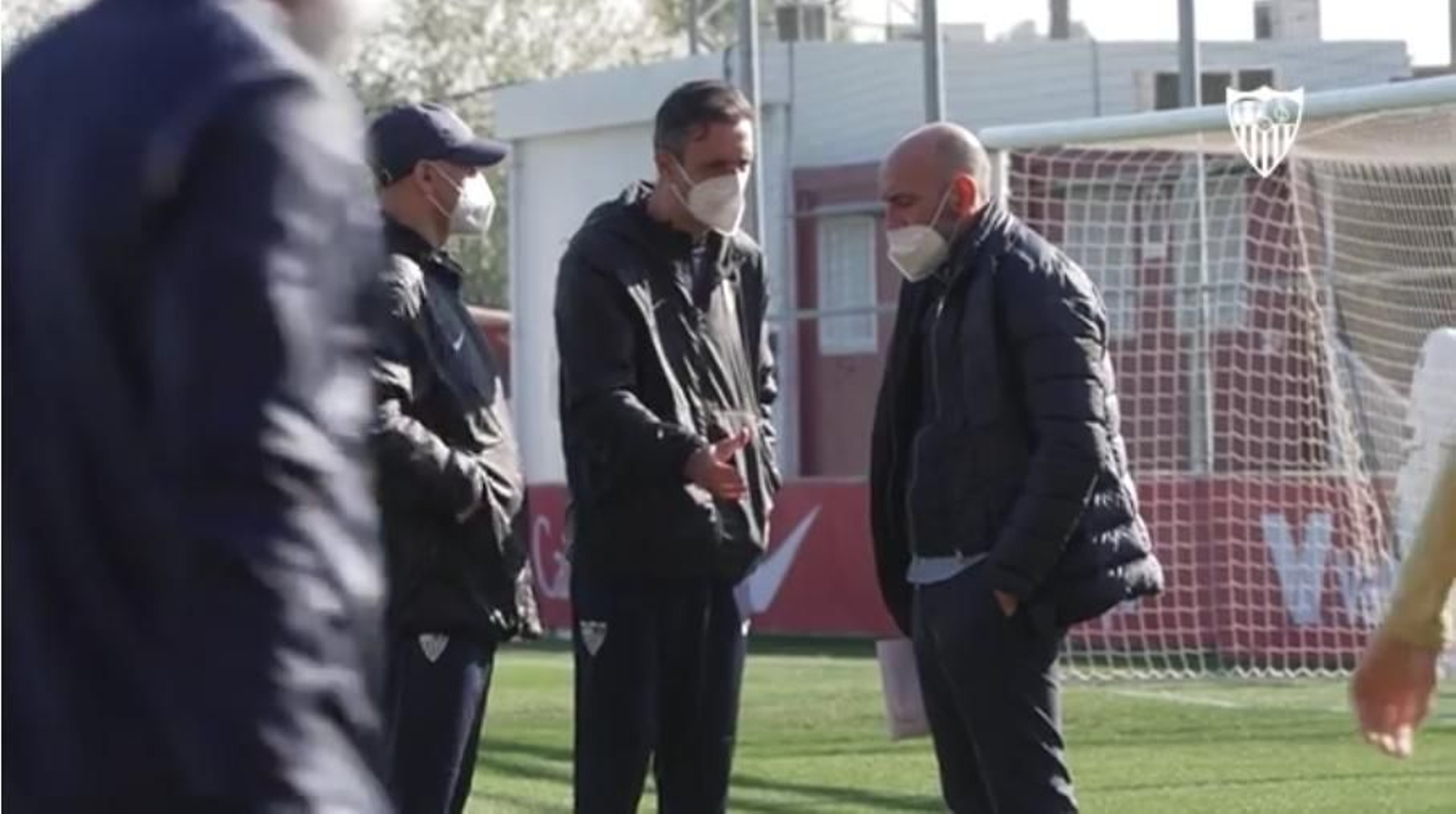 Pablo Sanz, segundo entrenador, charla con Monchi en el entrenamiento.