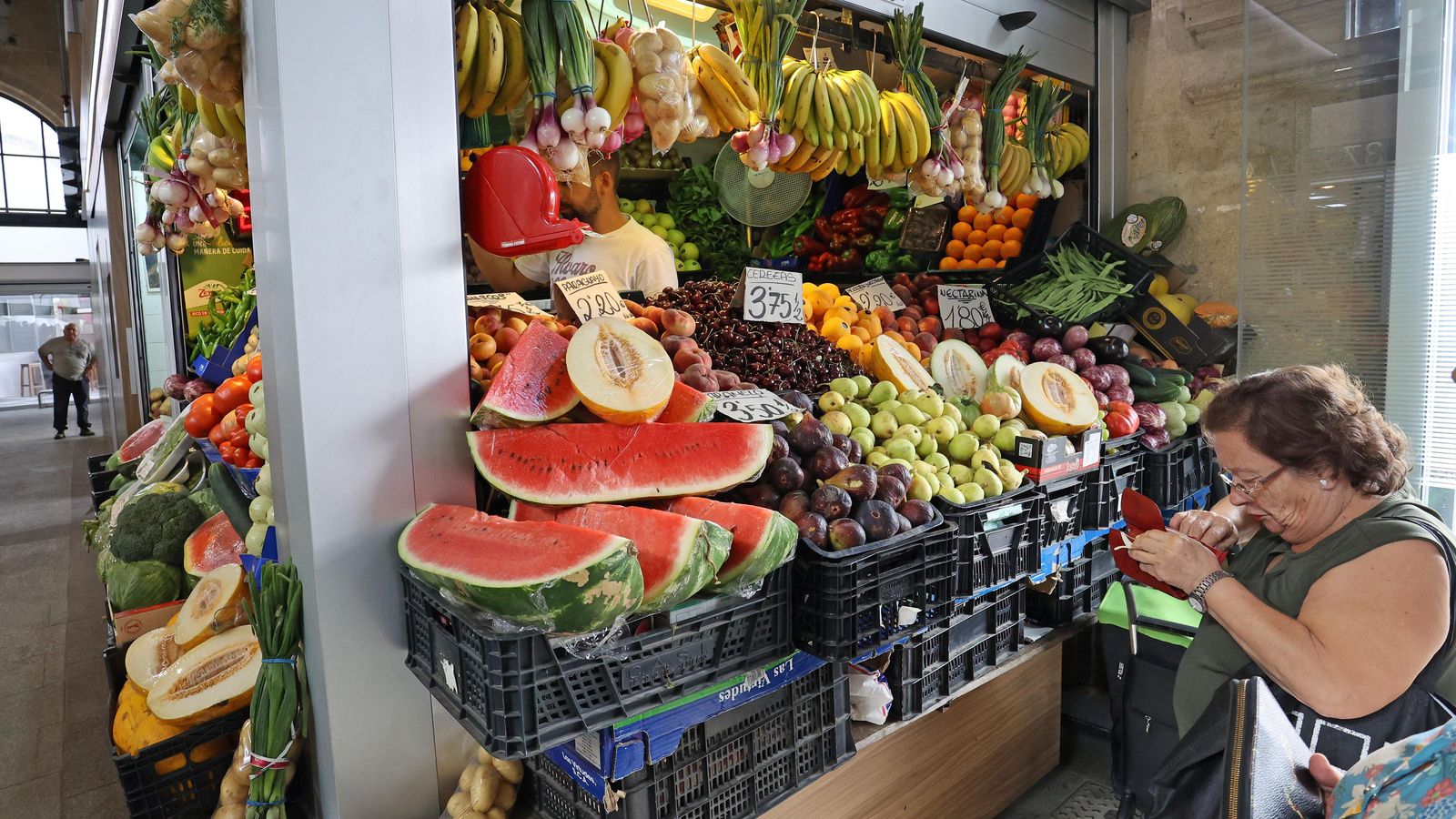 Sandías y melones en otro puesto del mercado central de abastos de Jerez.