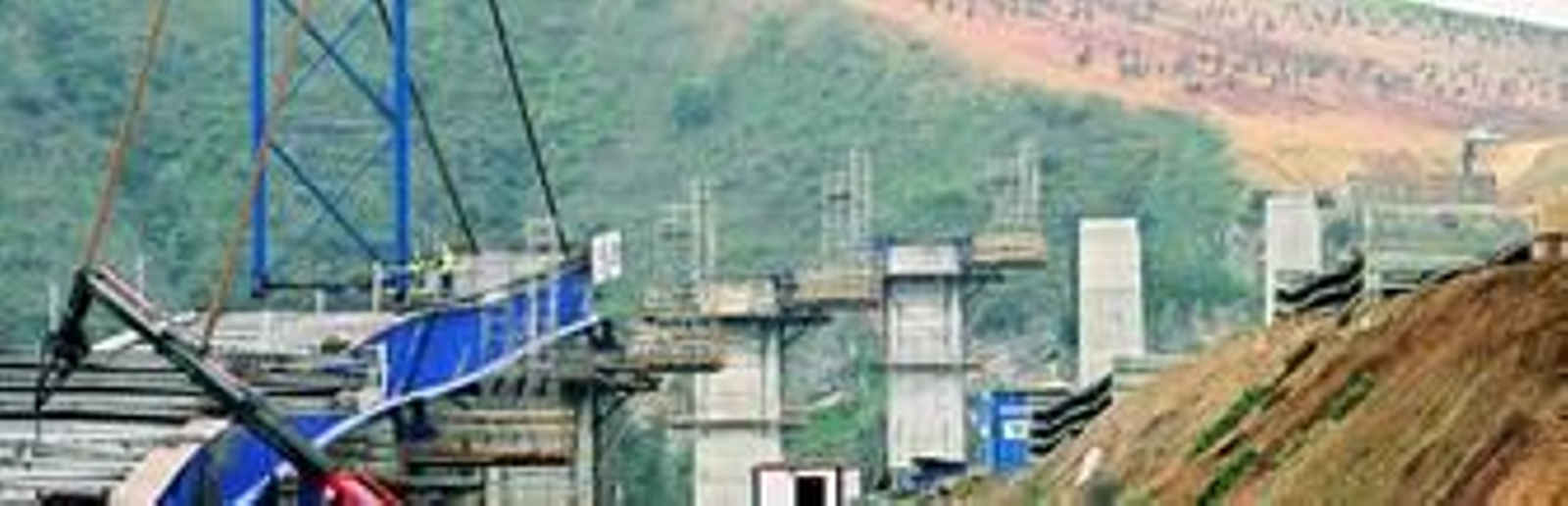 Construcción del puente de Benamejí, que atraviesa la garganta que hace el río Genil a su paso por la comarca de la Subbética.