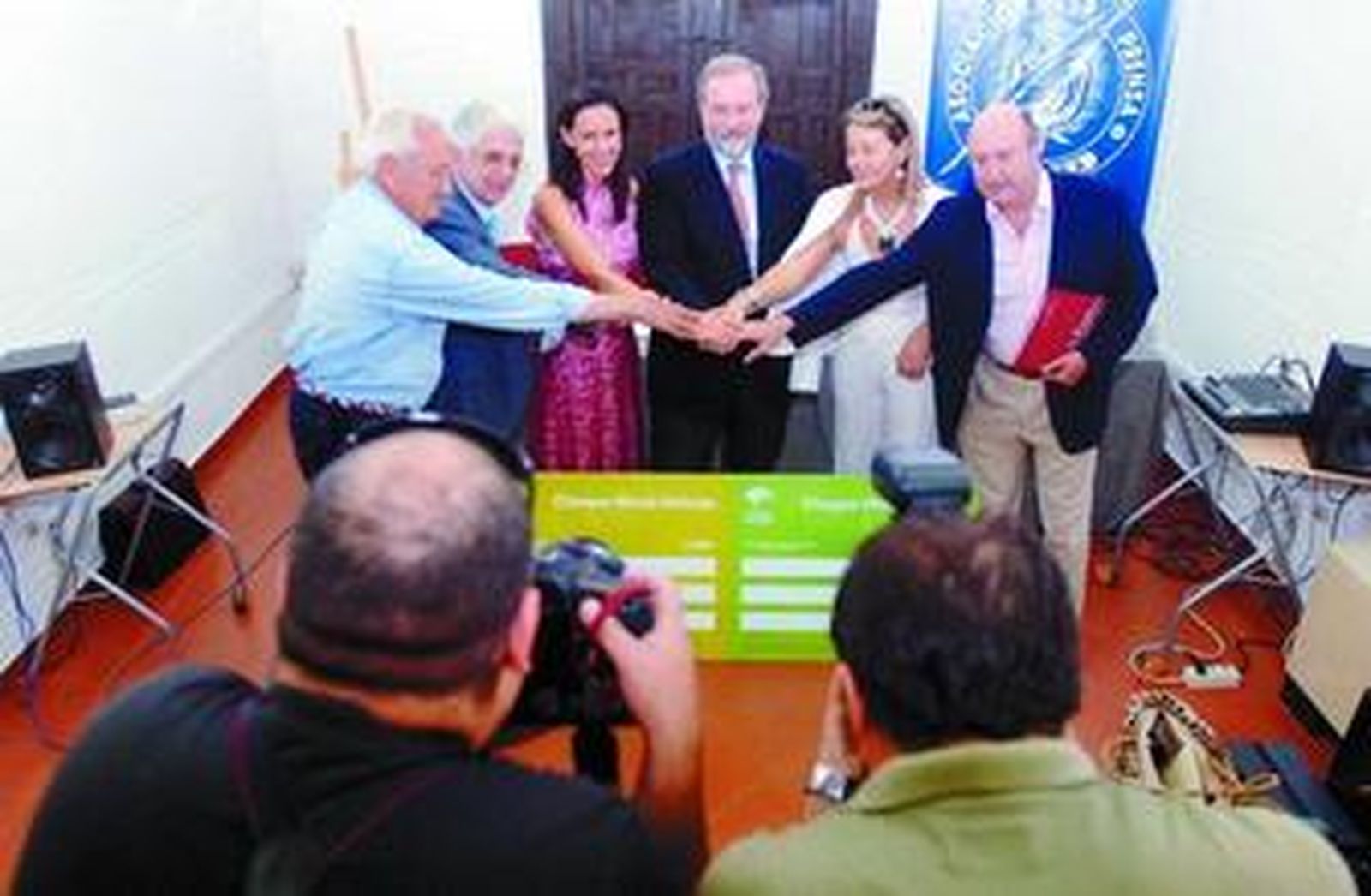 El presidente de la Obra Social de Unicaja (en el centro), con los representantes de las ONG locales.