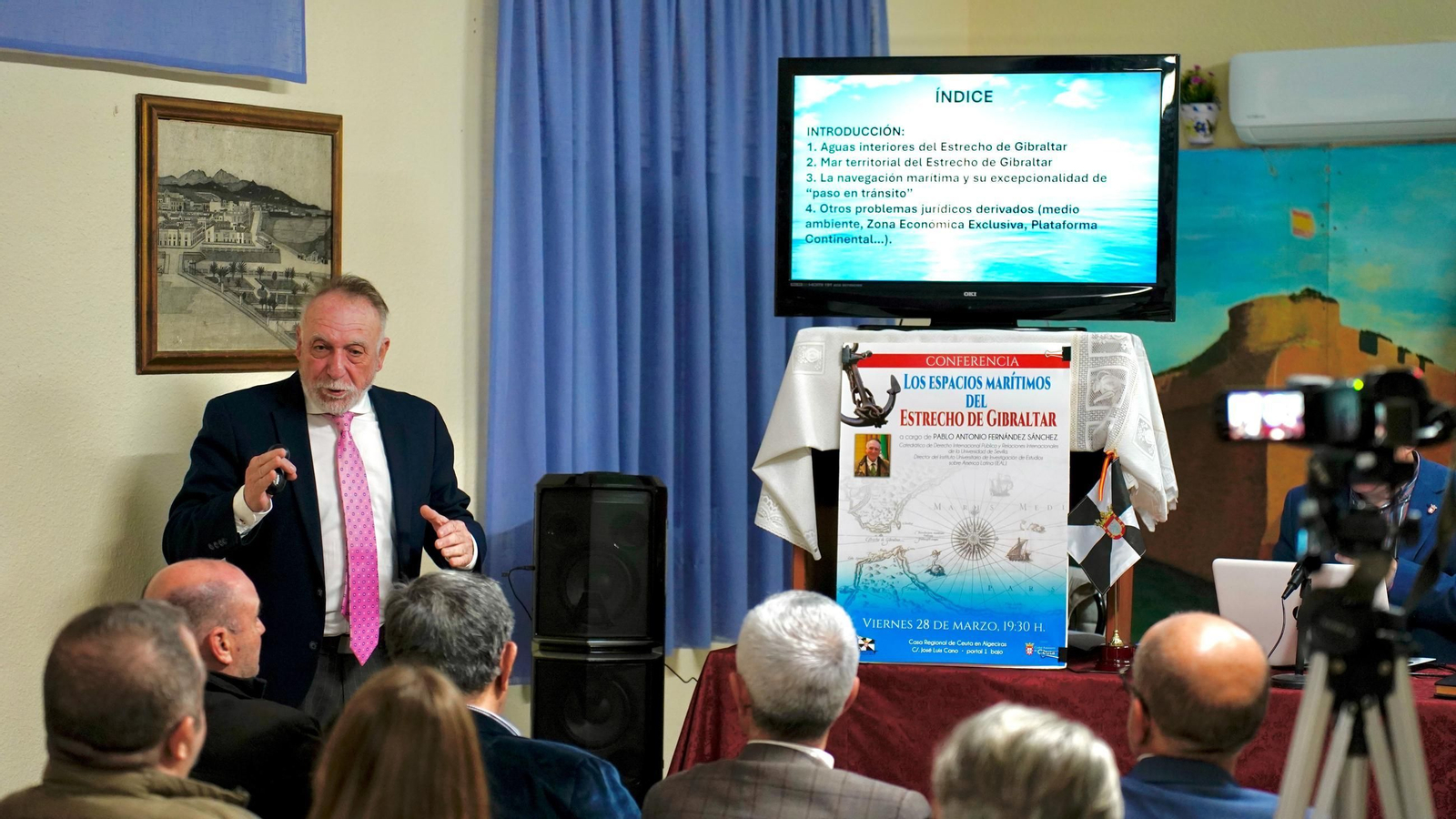 Fotos de la conferencia en Algeciras de Pablo Antonio Fernández sobre los Espacios Marítimos del Estrecho