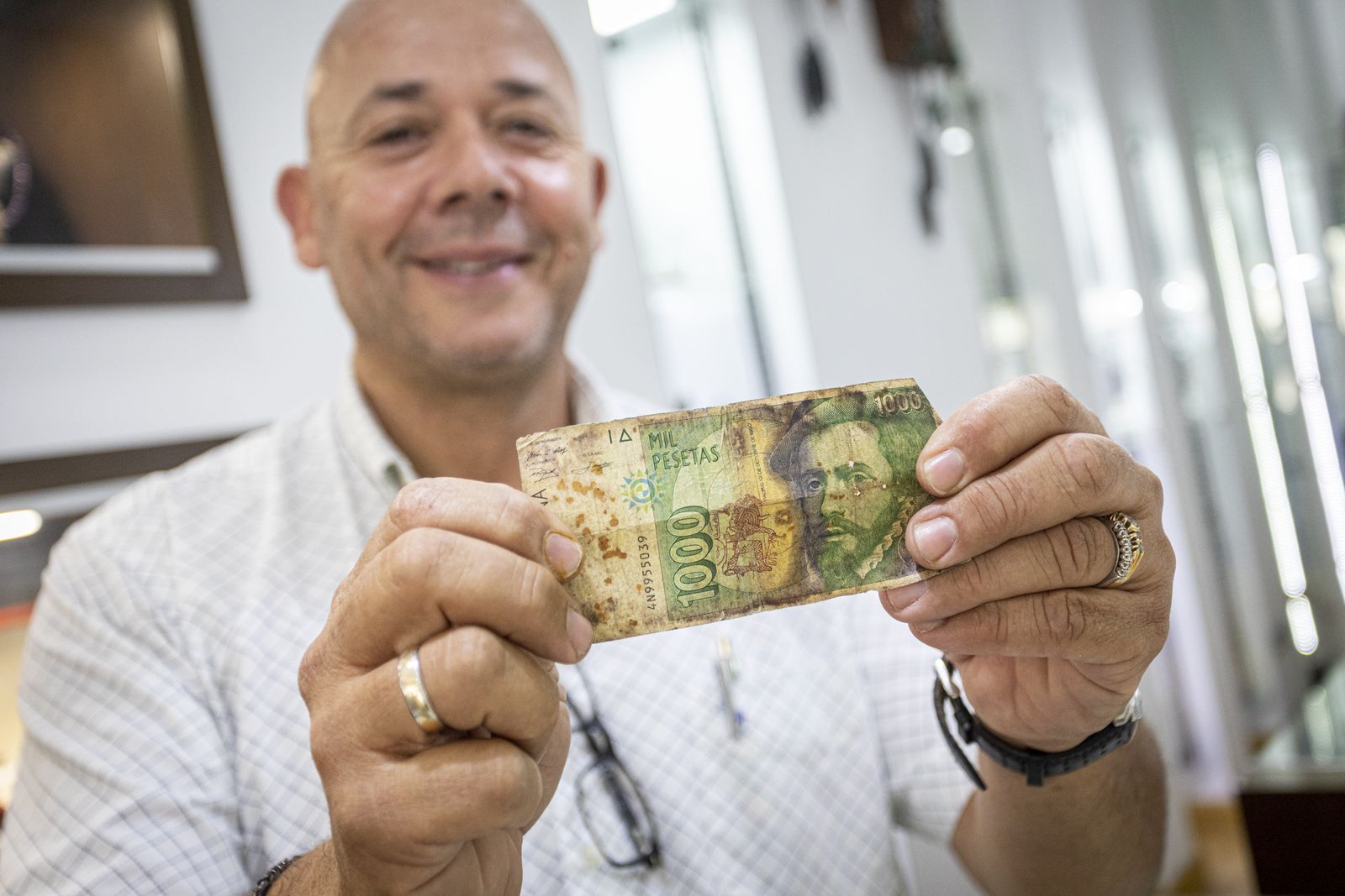 Ricardo Rodríguez con uno de los billetes de 1.000 que han llegado a su negocio.