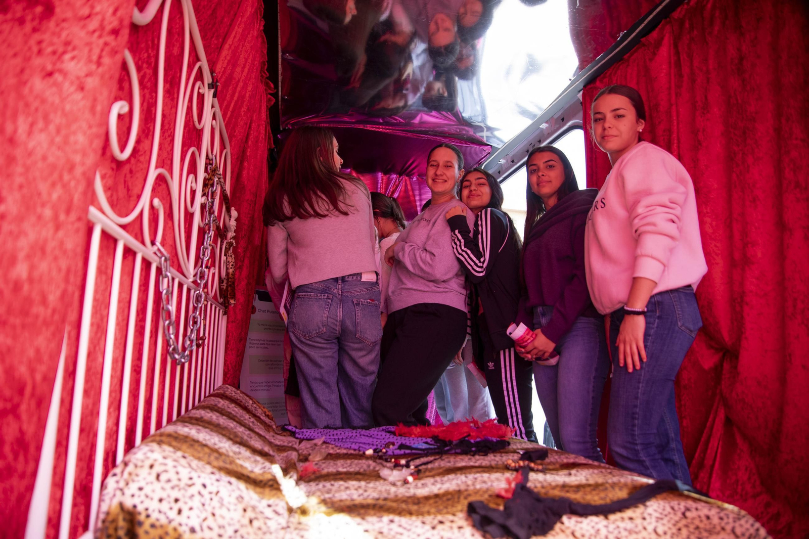 Sensibilización sobre la trata de mujeres en el IES Maestro Padilla de Almería, en imágenes