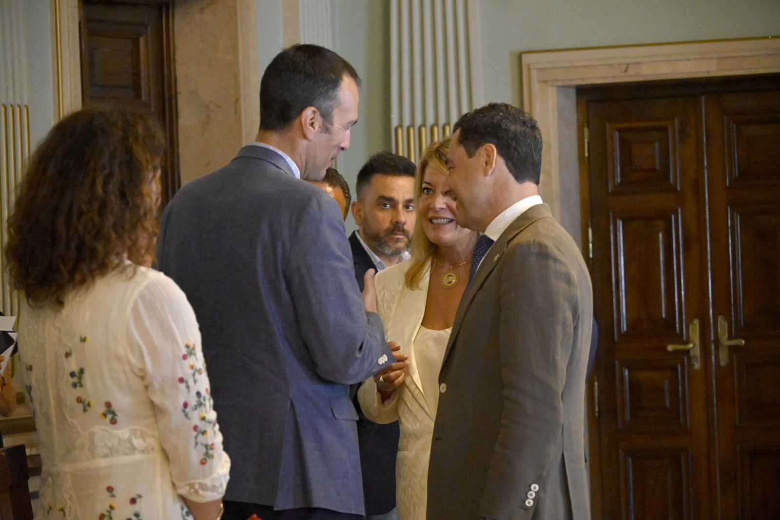 Visita de Juanma Moreno al Ayuntamiento de Huelva, en Imágenes