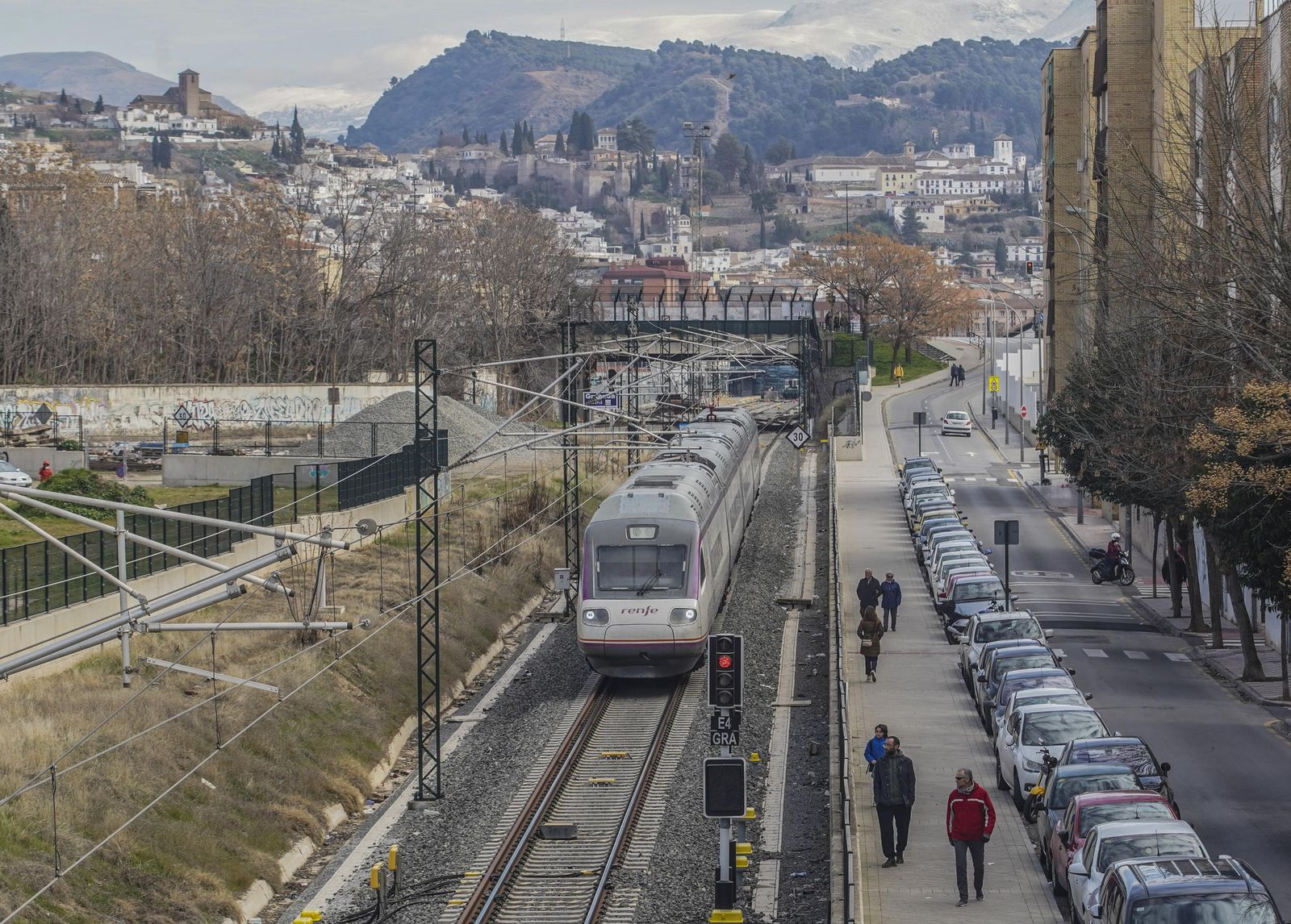 Un tren Avant sale de Granada junto a las casas de La Rosaleda
