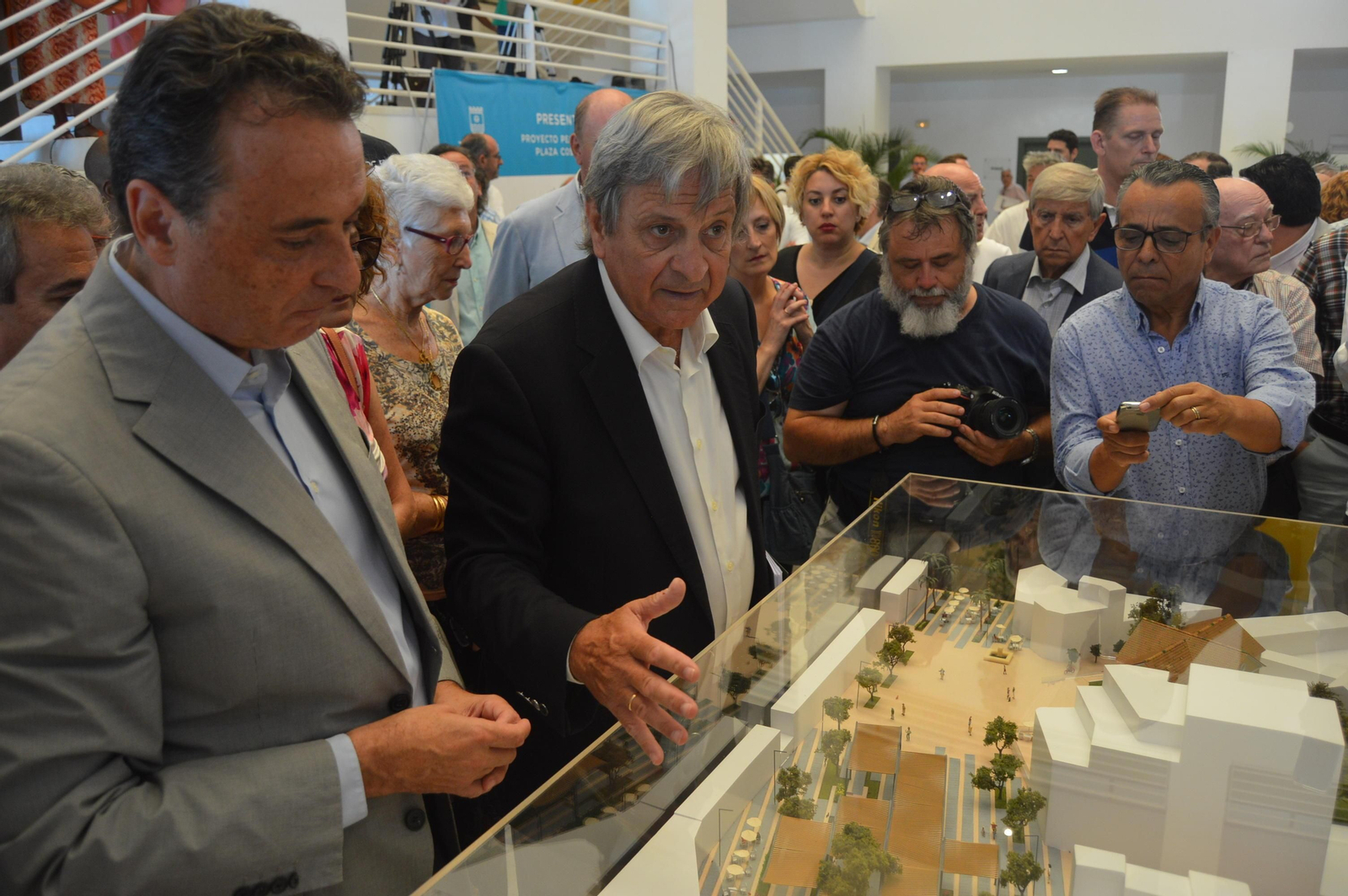 Una gran pantalla sobre uno de los edificios para ver importantes eventos deportivos o actuaciones.