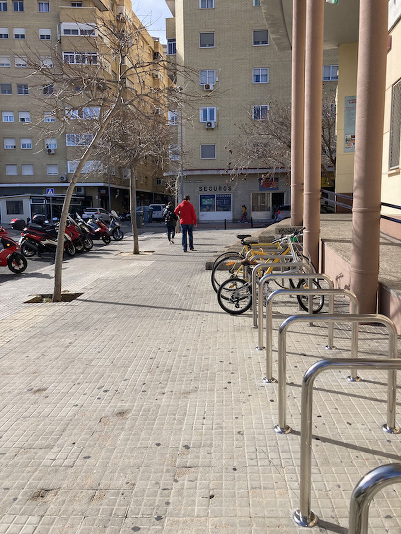 Así son los complicados accesos a los colegios de Cádiz