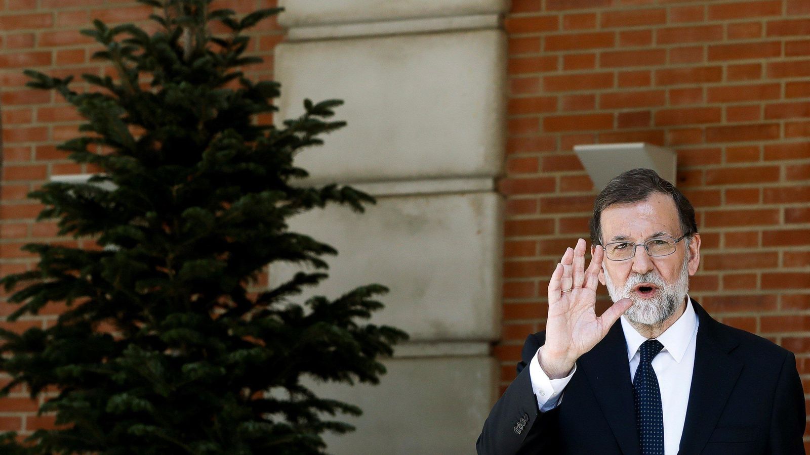 En una de sus últimas imágenes en la puerta del Palacio de la Moncloa.