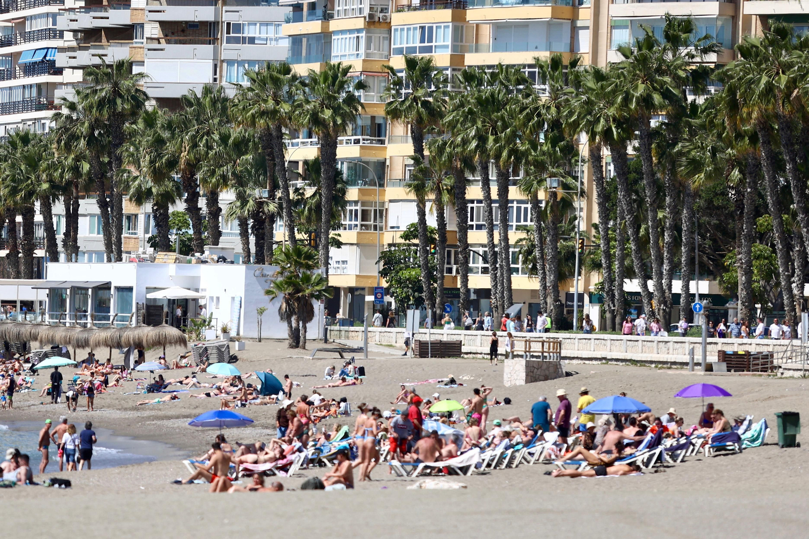 Los 'domingueros' llenan las playas para aprovechar el verano adelantado, en fotos