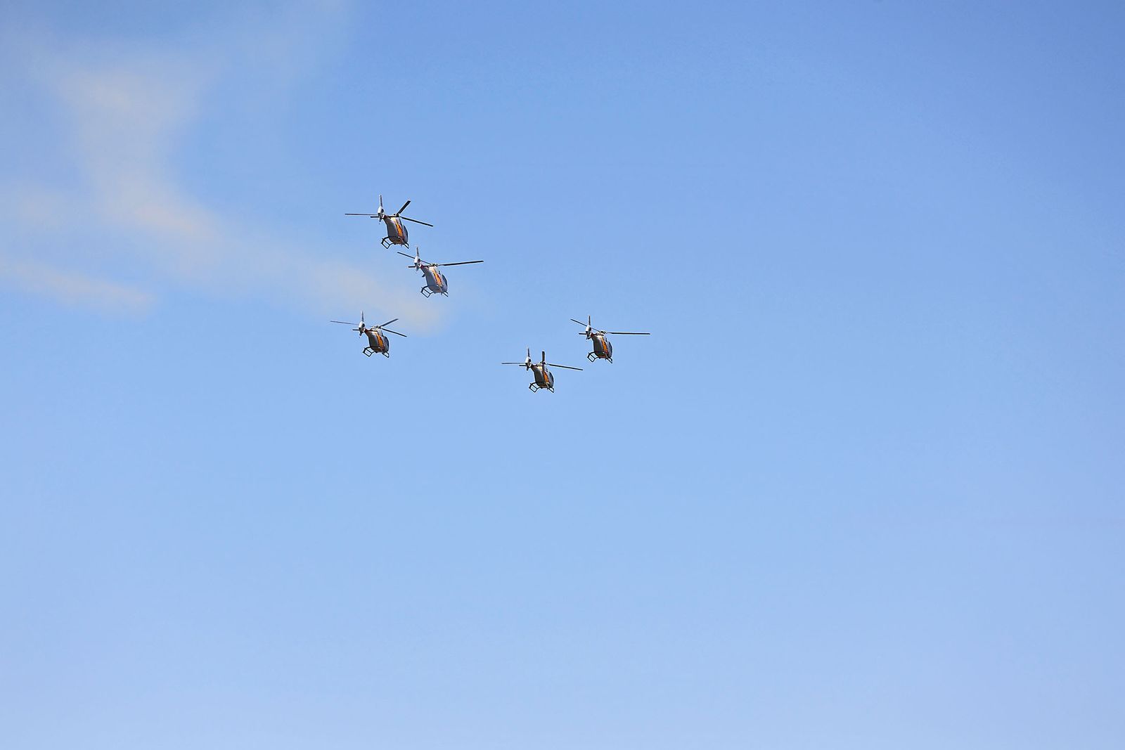 Fotografías de la exhibición aérea de la Patrulla Acrobática de Paracaidismo del Ejército del Aire 'Papea' y de la Patrulla Acrobática de Helicópteros 'ASPA'  en los actos de homenaje al centenario del Plus Ultra presidido por S.M. el Rey Felipe VI