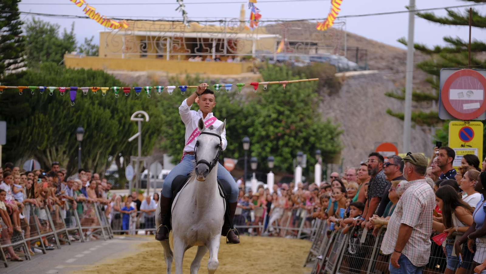 La popular carrera de cintas a caballo de las Fiestas de Mojácar, en imágenes