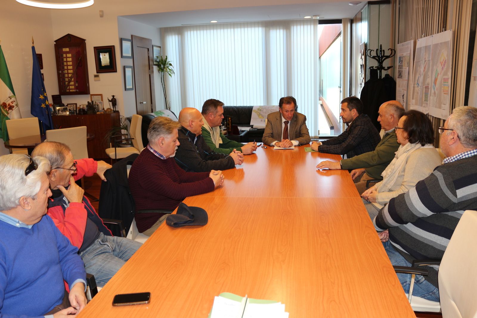 Reunión en el Ayuntamiento de la comitiva que decidió otorgar el premio.