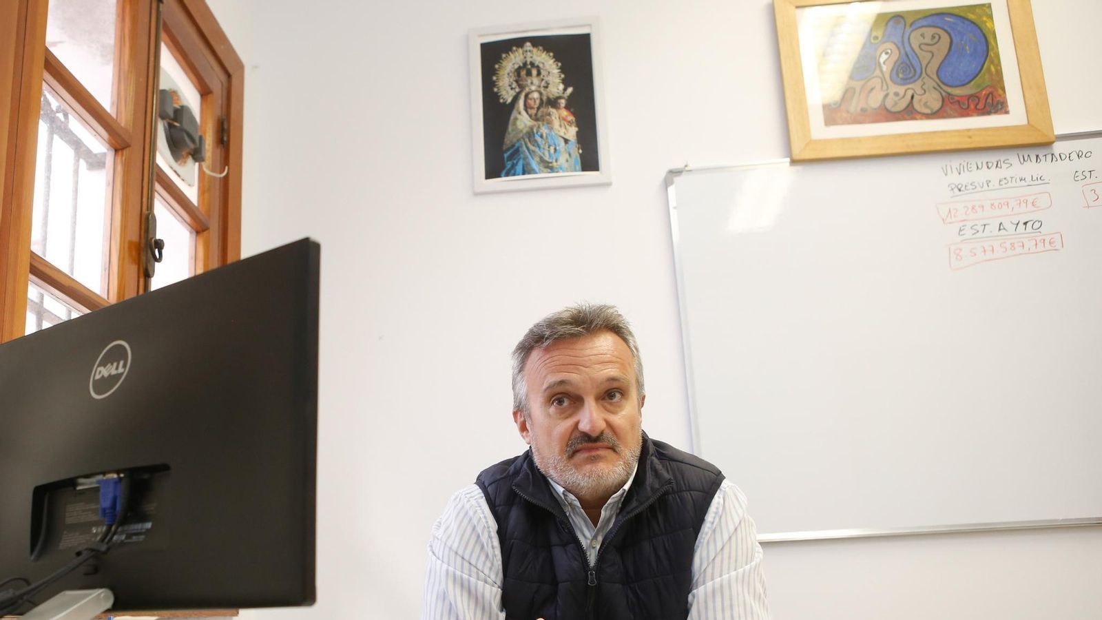 Jorge Benítez, en su despacho. En la esquina de la pizarra, las cuentas de la promoción de viviendas de VPO. Jorge Benítez, en su despacho. En la esquina de la pizarra, las cuentas de la promoción de viviendas de VPO.