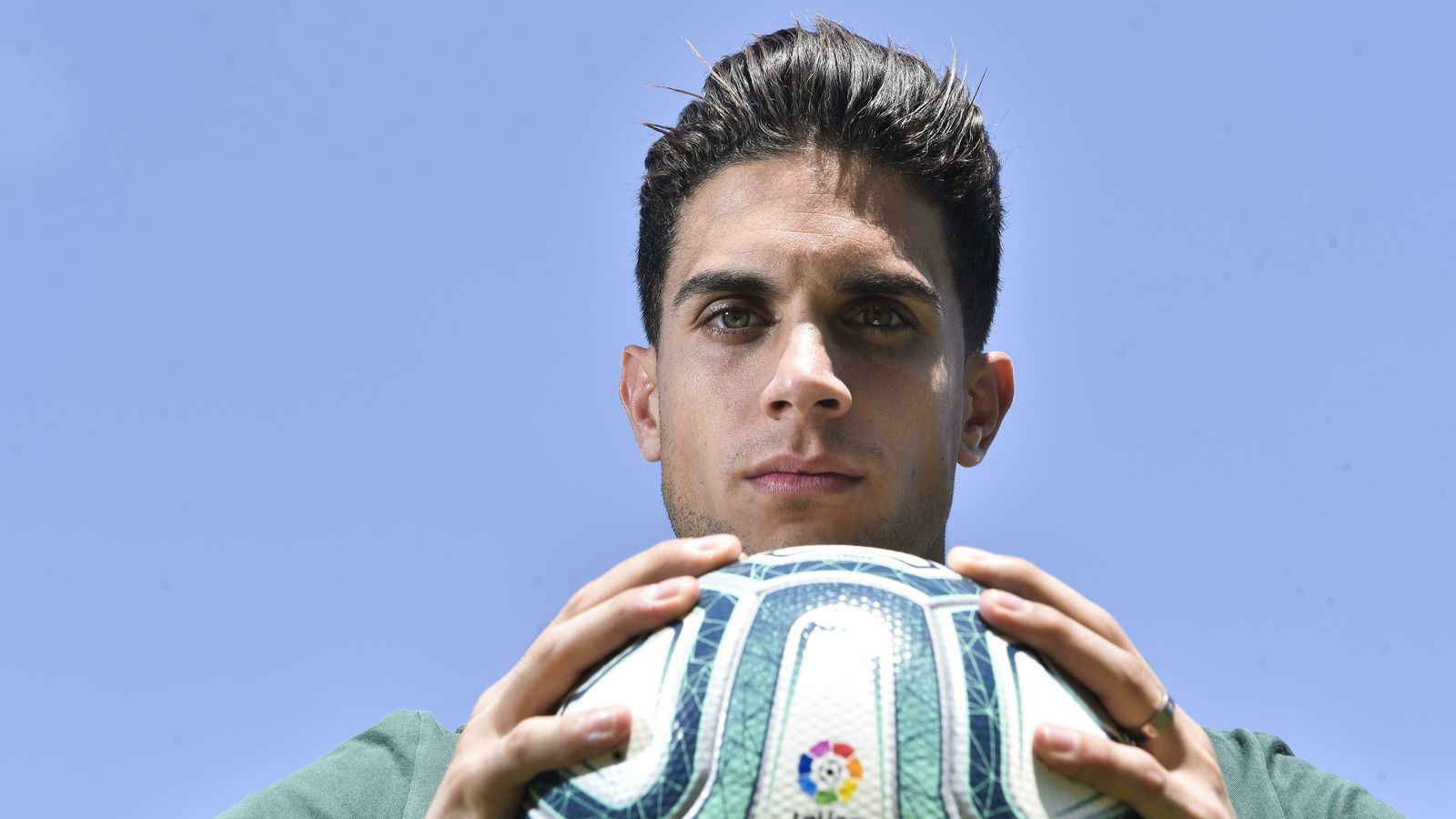 Bartra posa en primer plano agarrando con fuerza el balón de la Liga.