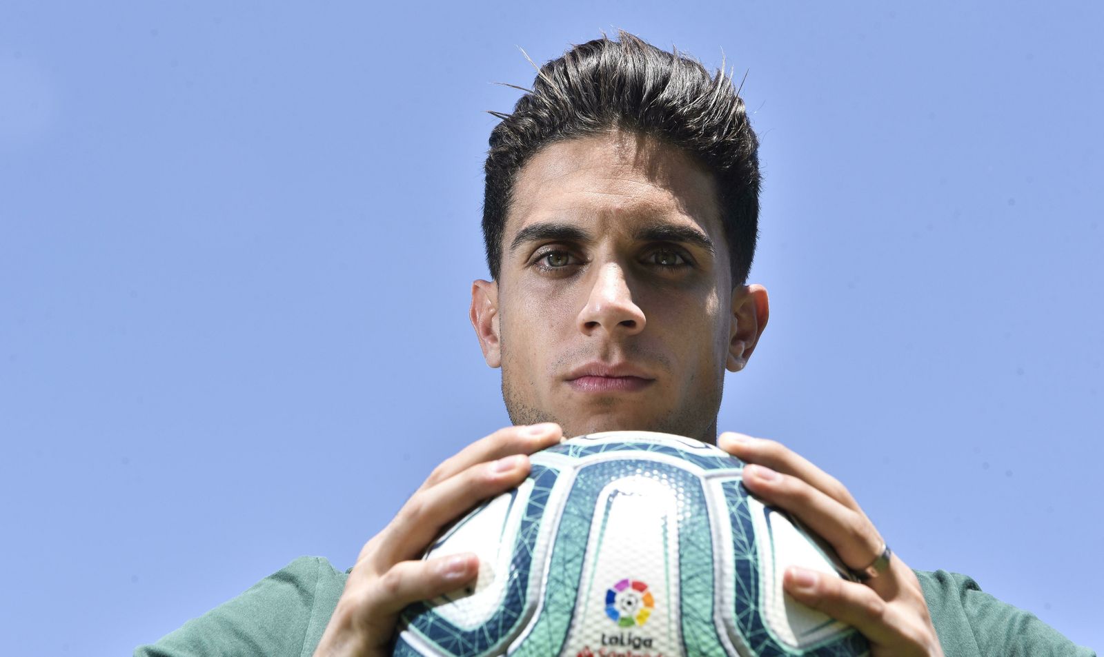 Bartra posa en primer plano agarrando con fuerza el balón de la Liga.