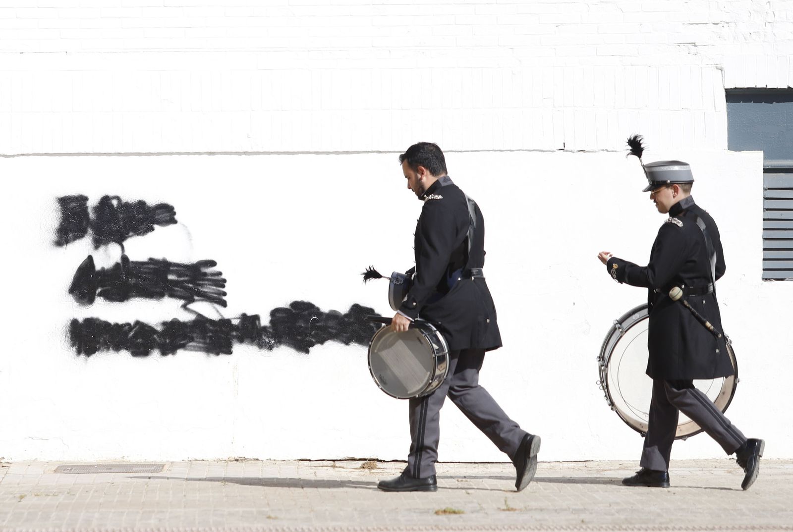 El Resucitado procesiona por el barrio de la Hispanidad de Huelva