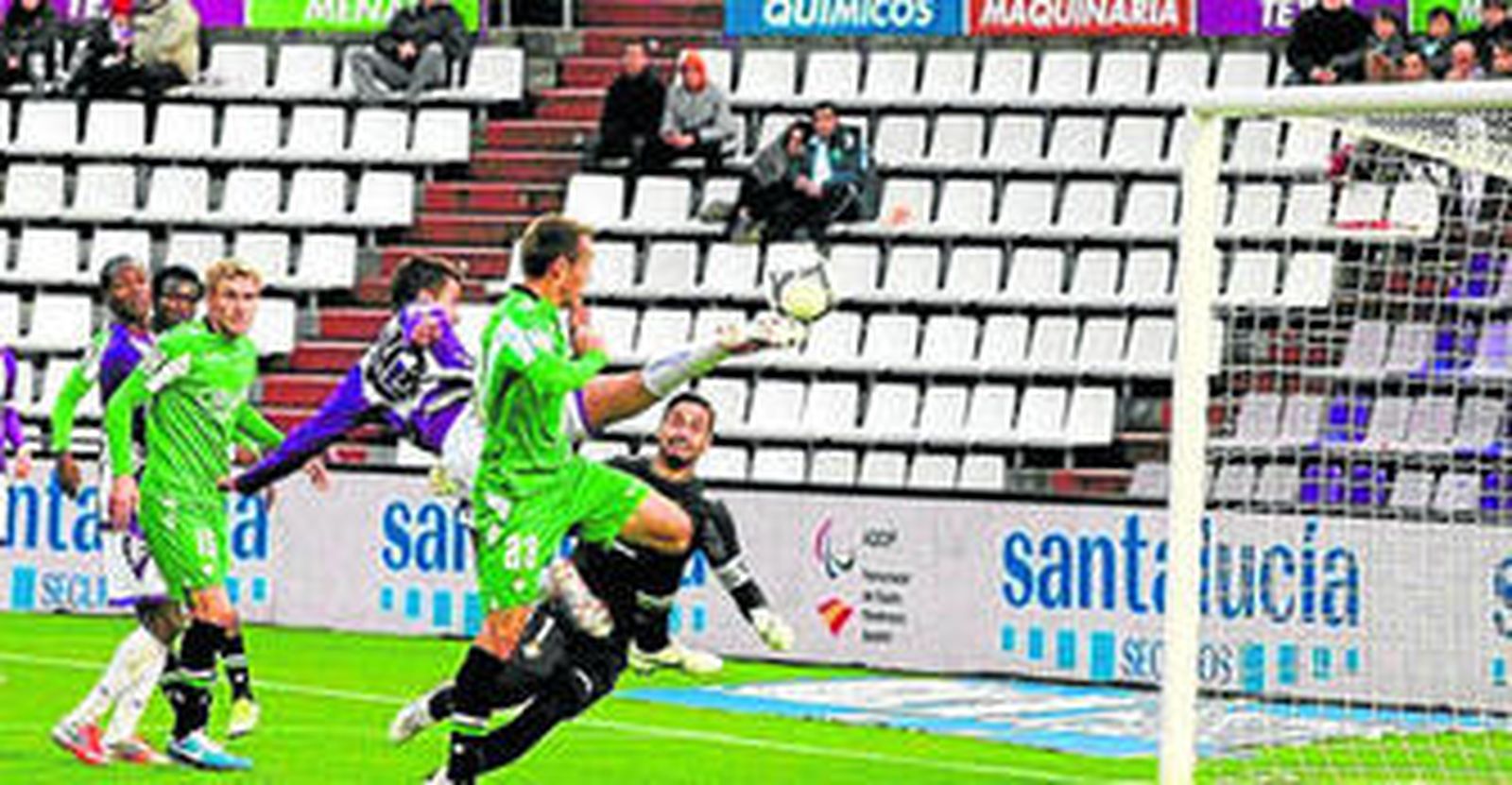 Alberto Bueno remata de forma acrobática ante Nacho para batir al guardameta Casto, que falló en la salida.