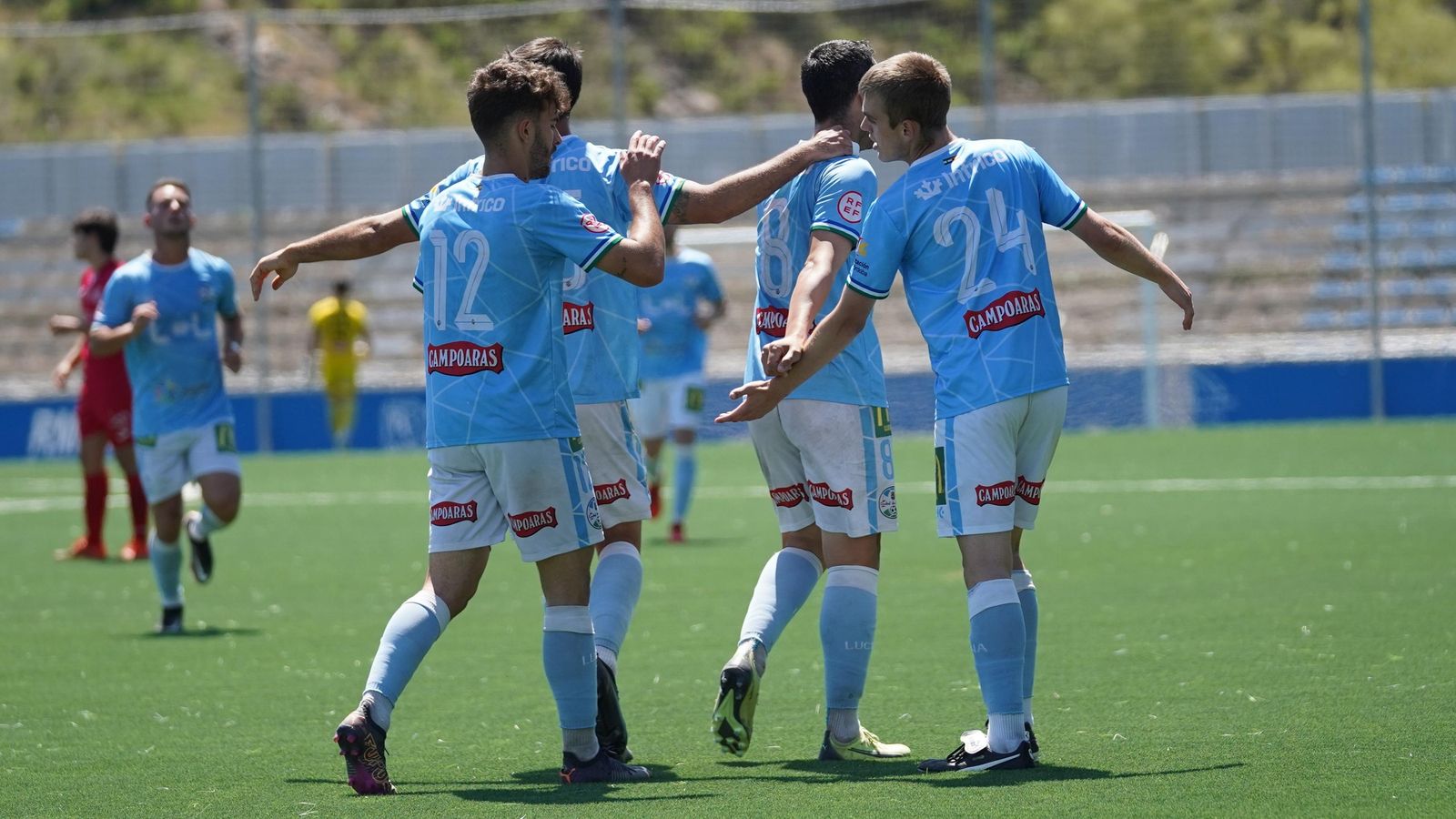 Los jugadores del Ciudad de Lucena celebran el gol de Antonio Pino al Ceuta B.