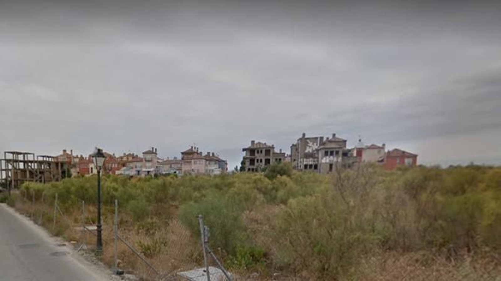 Una imagen de las viviendas sin terminar del pueblo marinero de Puerto Sherry.