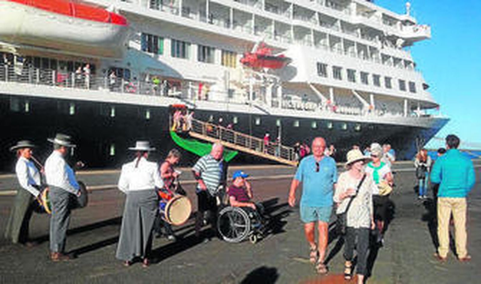 Turistas recién desembarcados en el Muelle Sur de Huelva ayer.