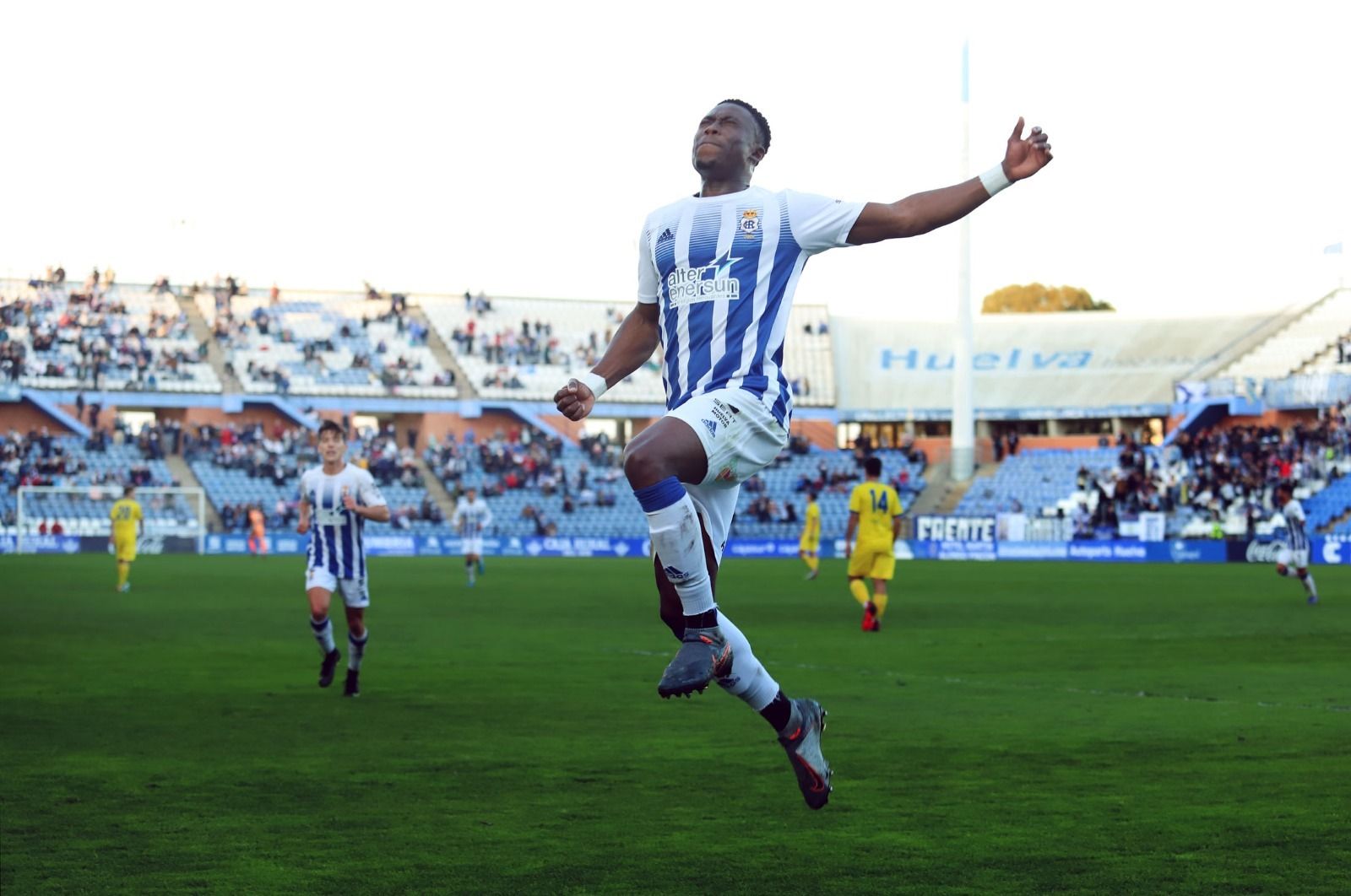 Anaba celebra el 1-0, su primer gol en partido oficial con el Recreativo.