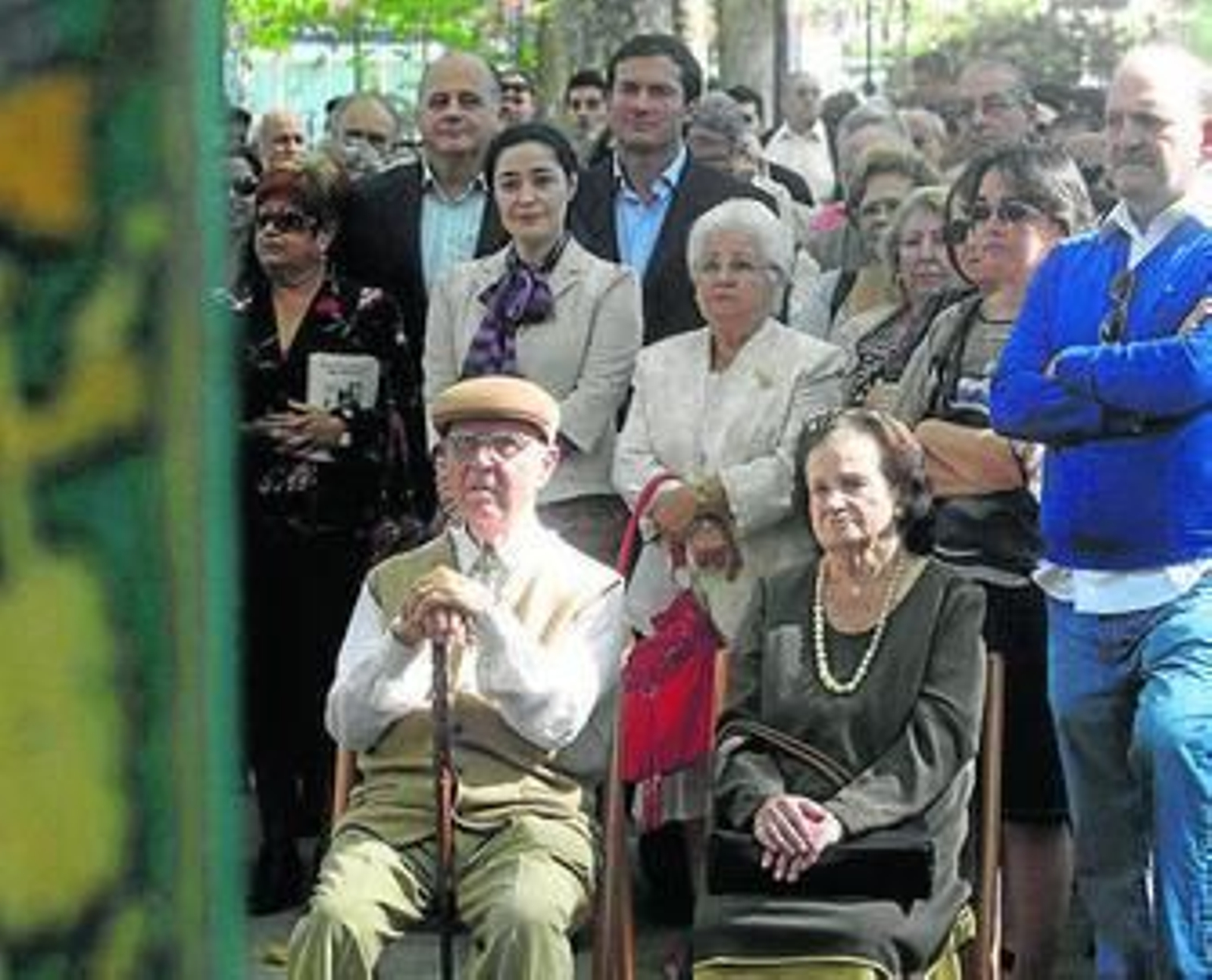 Flores 'El Gaditano' mira atentamente el busto, ayer.