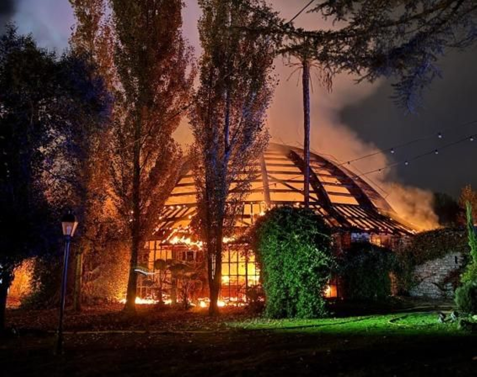 La cúpula de madera del Mas Marroch, en llamas.
