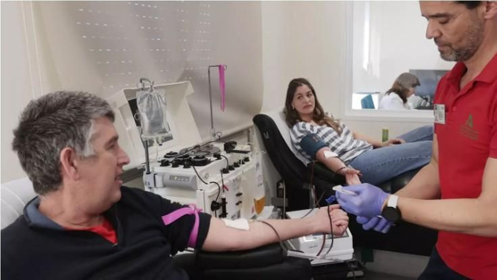 Dos jerezanos en el Centro de Transfusión, Tejidos y Células, en el Hospital de Jerez, donan sangre y plasma.