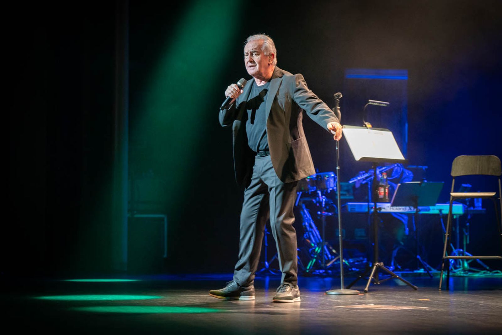 Víctor Manuel cantó 28 canciones en su actuación en Roquetas,  todas muy conocidas por el público que llenó el Teatro Auditorio.