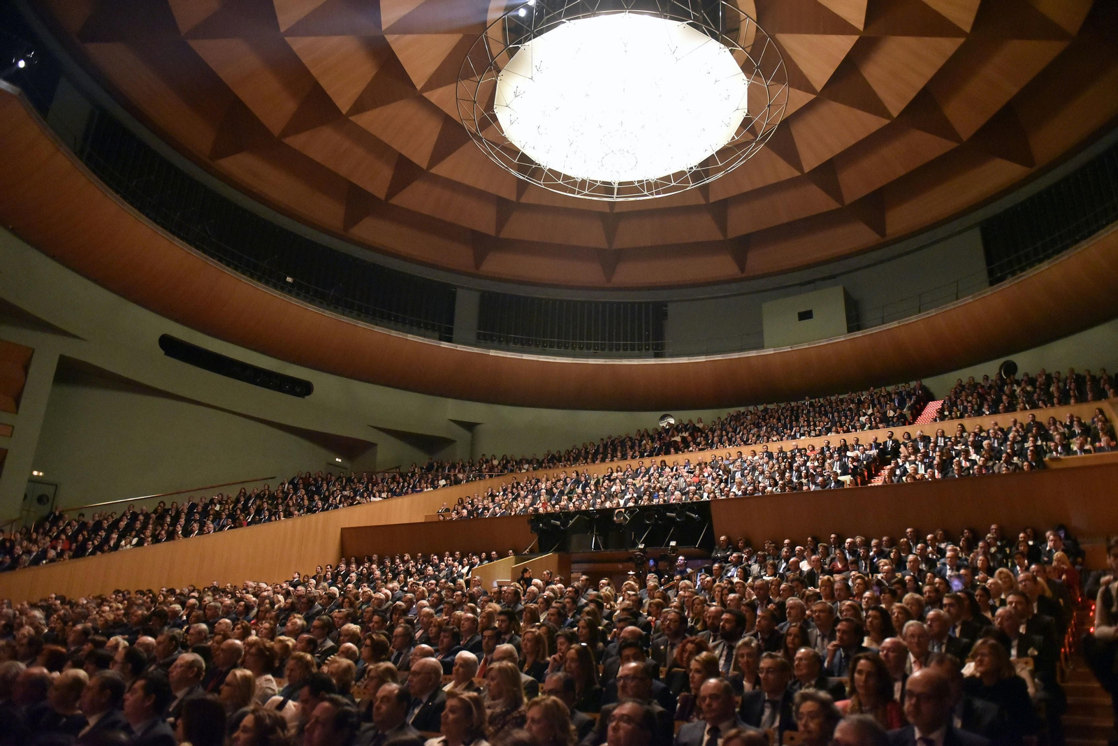 El público llena el Teatro de la Maestranza cuya programación incluye ópera, danza y conciertos entre otras actividades