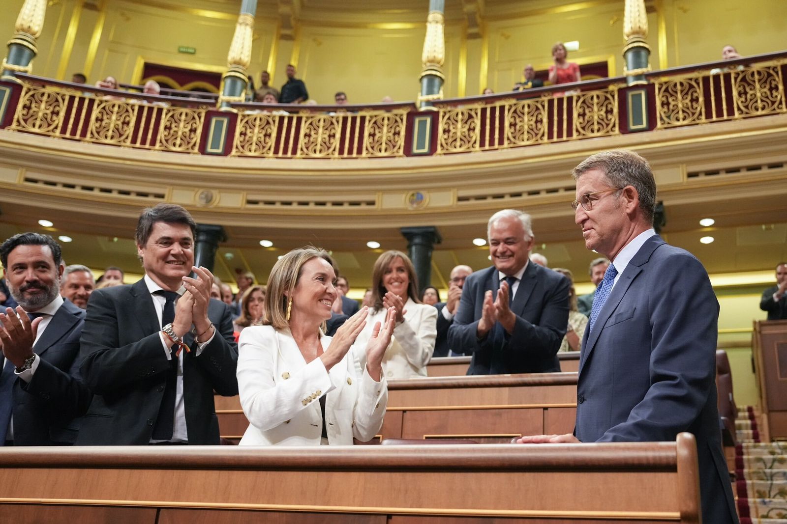 Carlos Rojas junto a Cuca Gamarra aplaudiendo la llegada al Congreso de los Diputados de alberto Núñez Feijóo