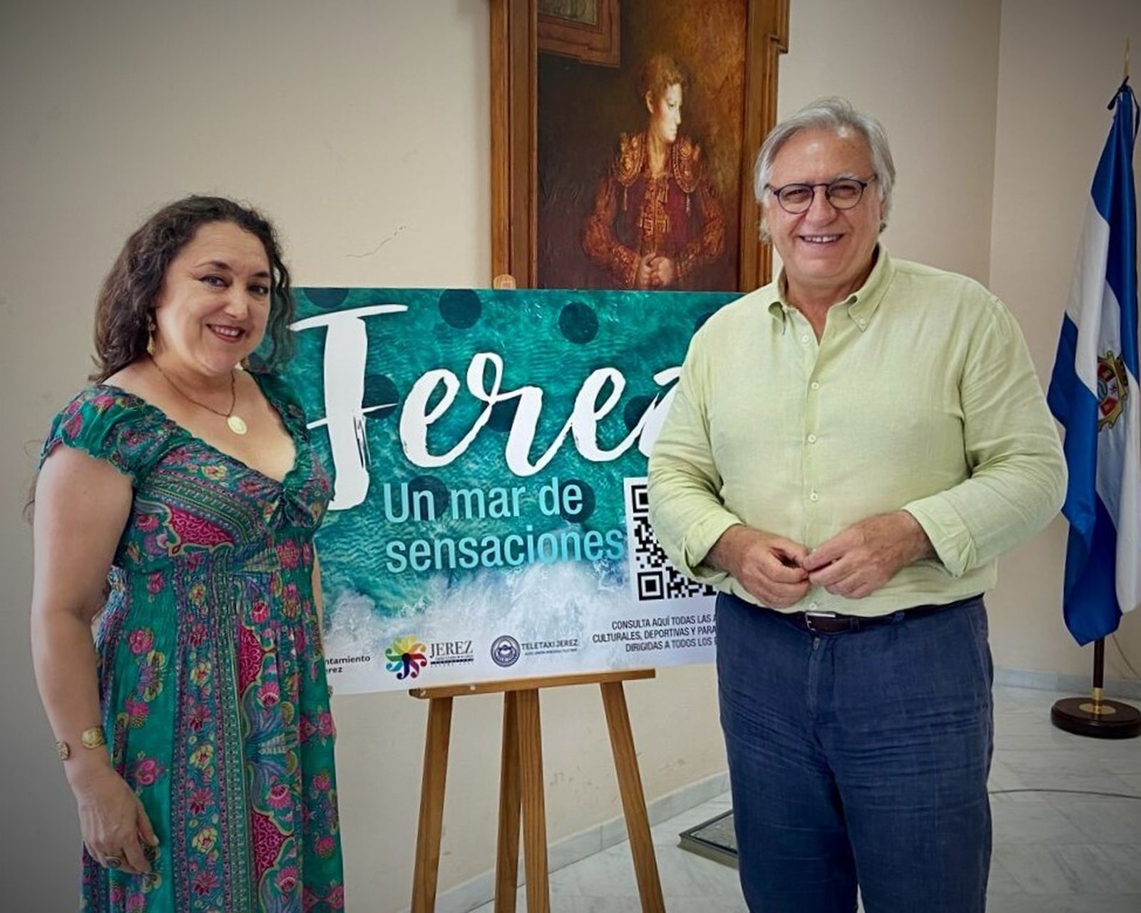 Francisco Camas junto a Puela Lunaris, presidenta de la Dances of the World Society.