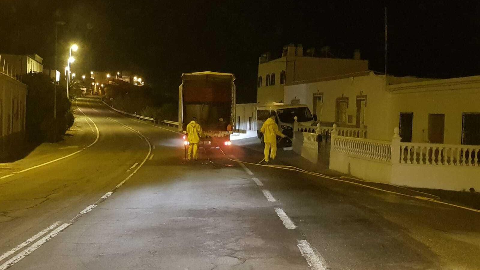 Los agricultores voluntarios siguen fumigando las calles. Los agricultores voluntarios siguen fumigando las calles.