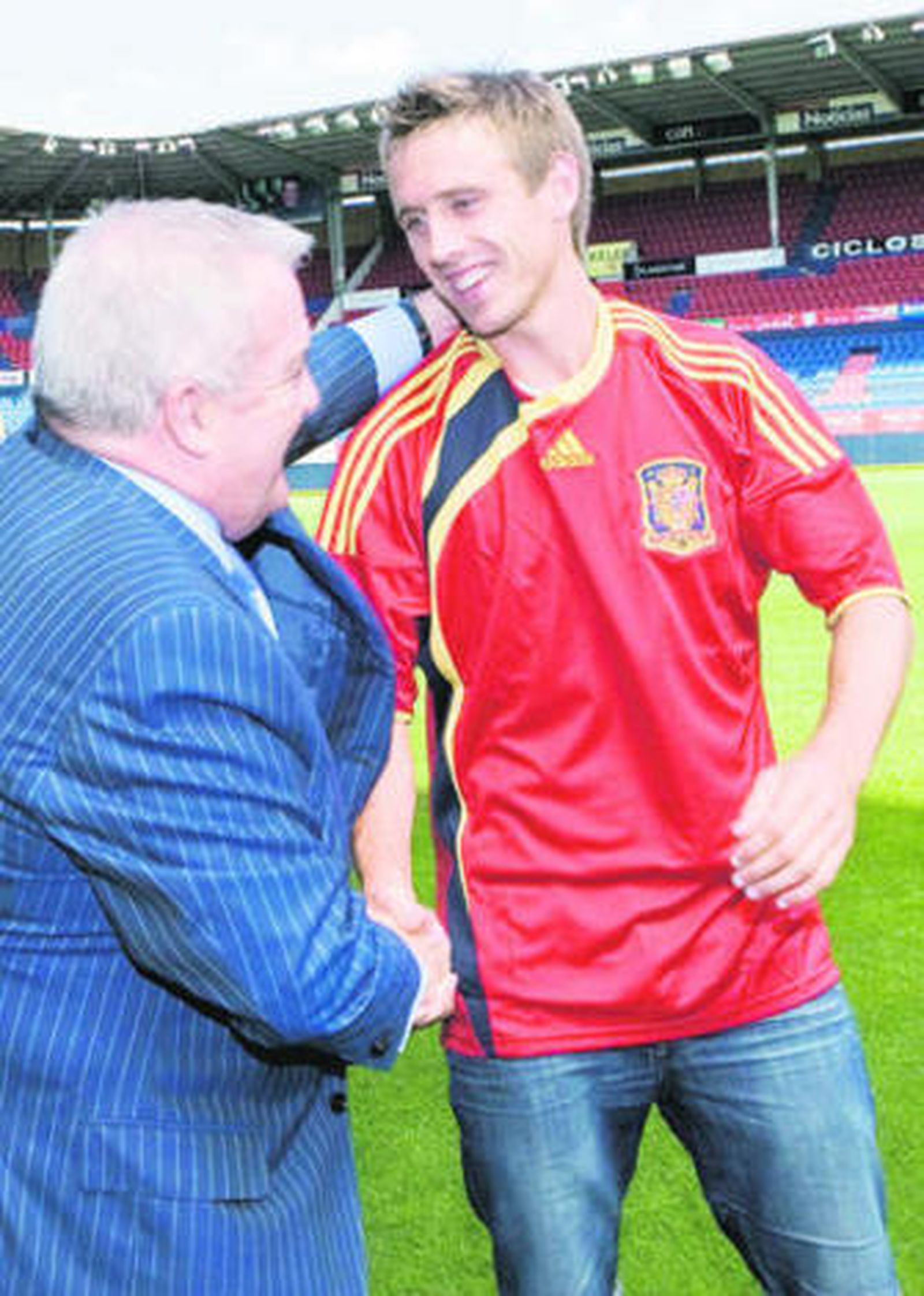 Monreal recibe la felicitación de su presidente, Patxi Izco.