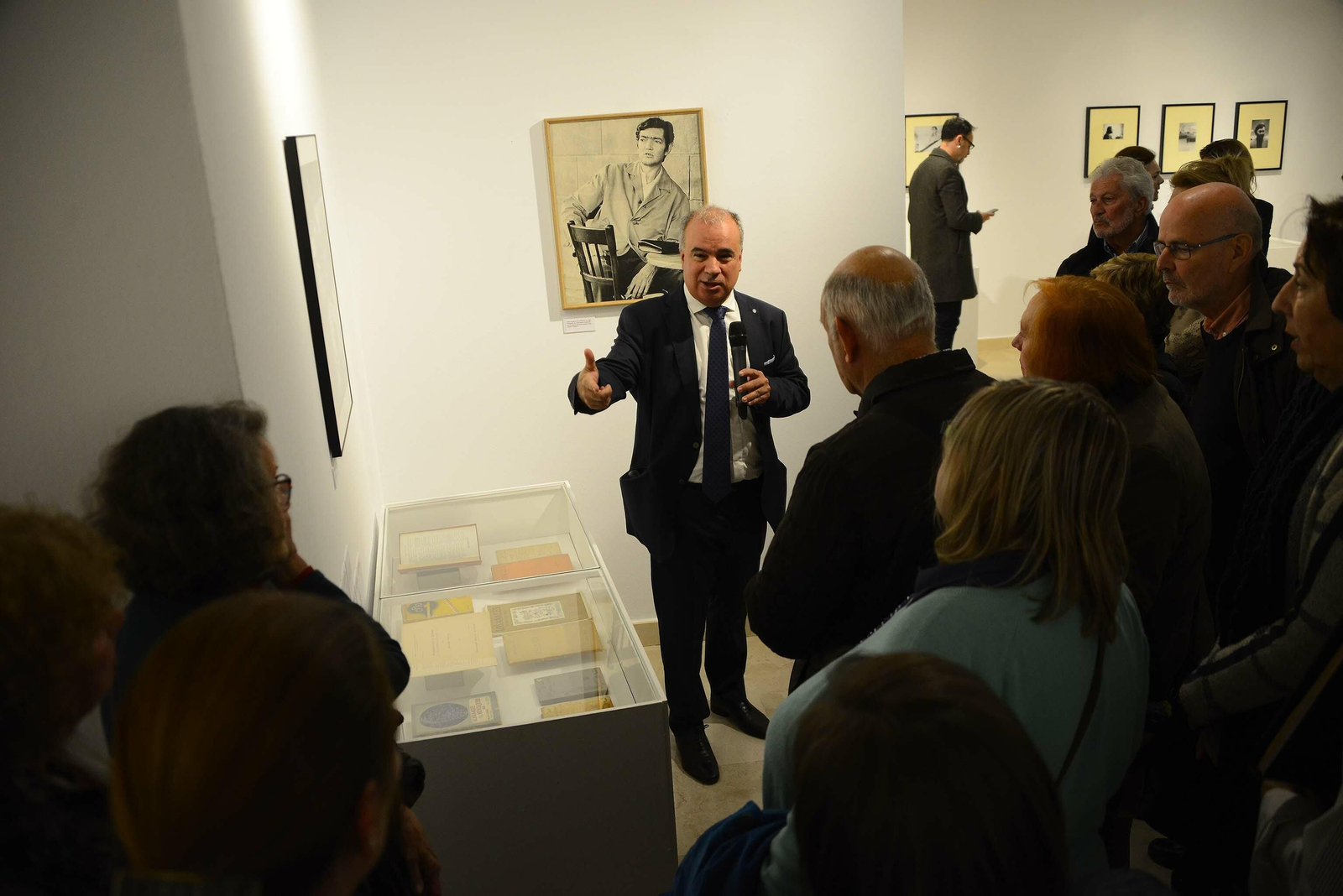 Claudio Pérez, uno de los comisarios de la muestra,  durante la visita guiada que realizó en la inauguración.