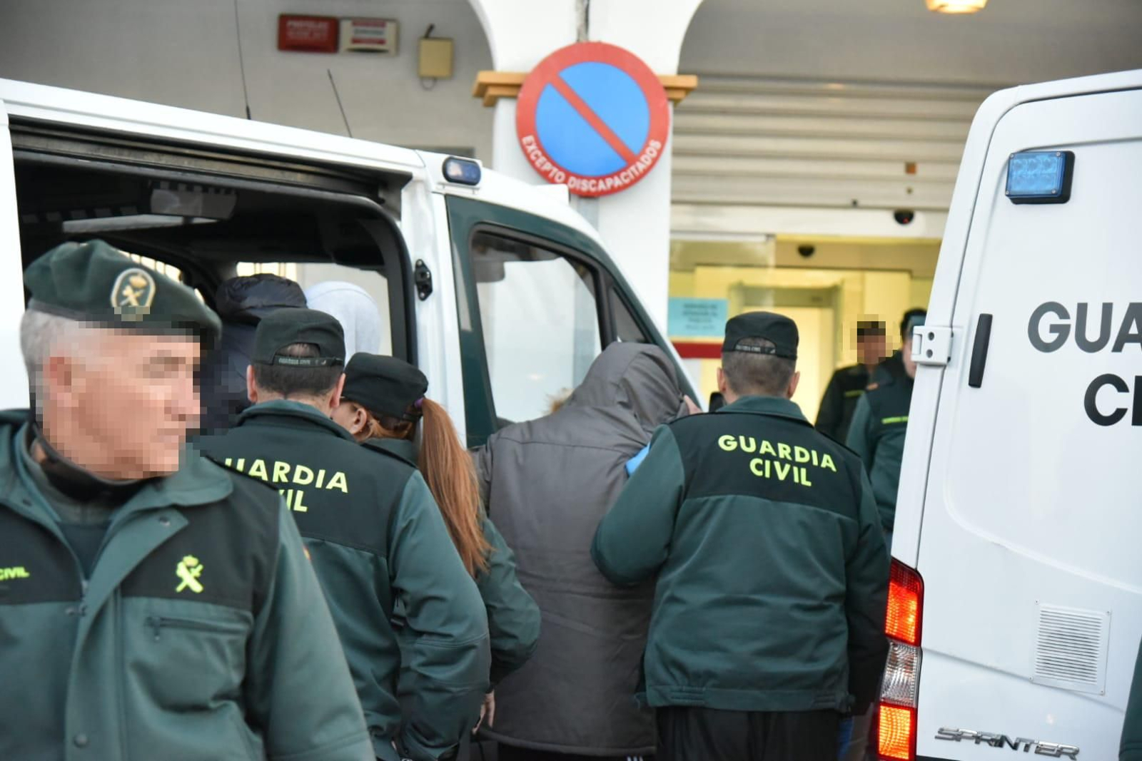 Agentes de la Guardia Civil trasladando a los detenidos en los juzgados de San Roque