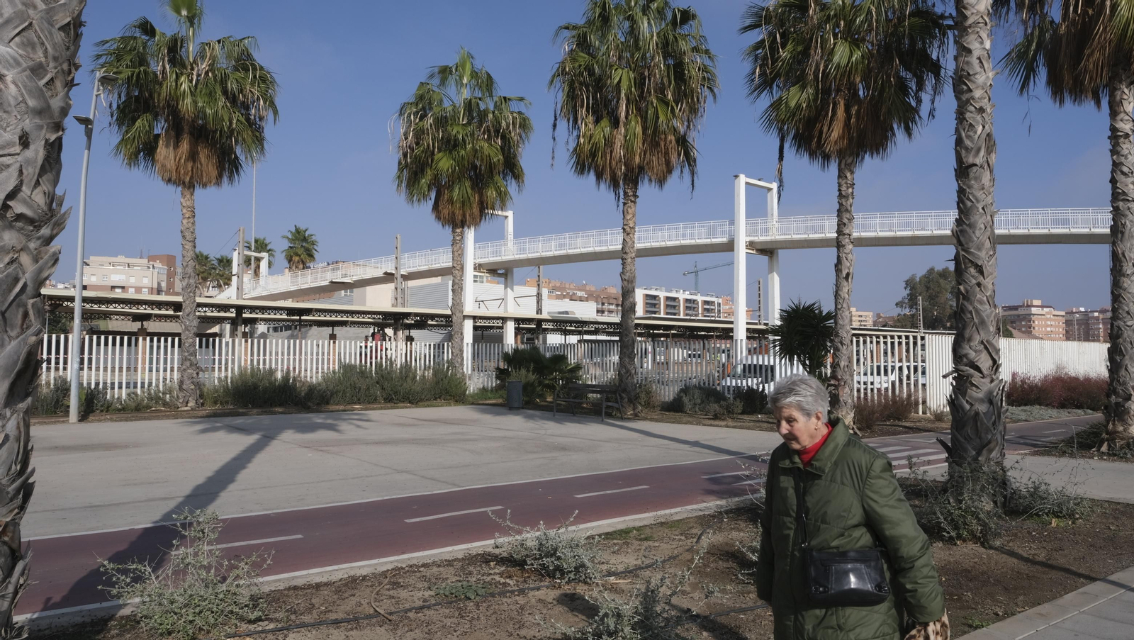 Imágenes del desmatelamiento de la pasarela de Renfe, en Almería