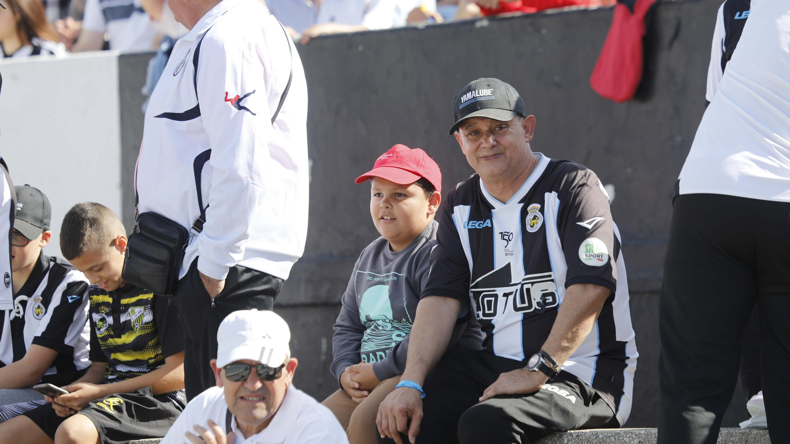 Fotos de la afición durante el encuentro de la Balona - Real Madrid Castilla