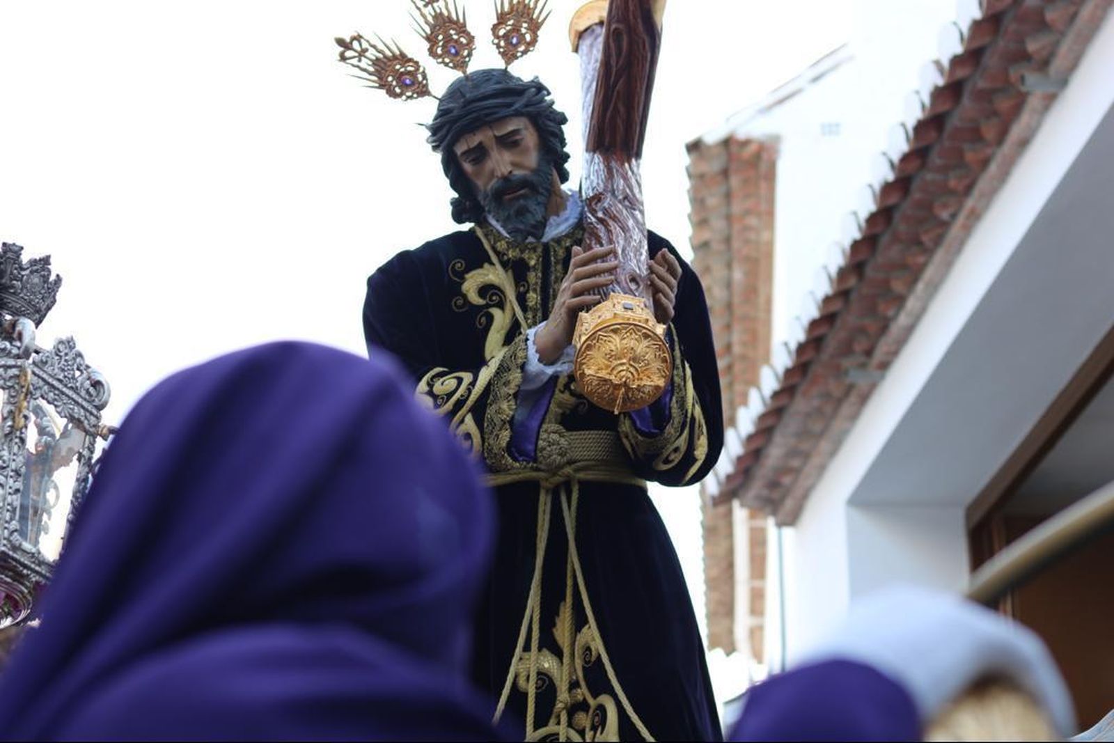 El Cristo Nazareno durante su recorrido por Mijas Pueblo.