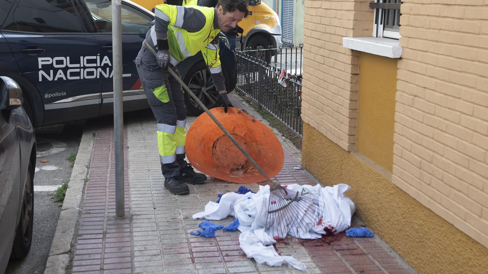 Un empleado de Lipasam retira la sábana y los guantes ensangrentados utilizados para atender a la víctima de San Jerónimo.