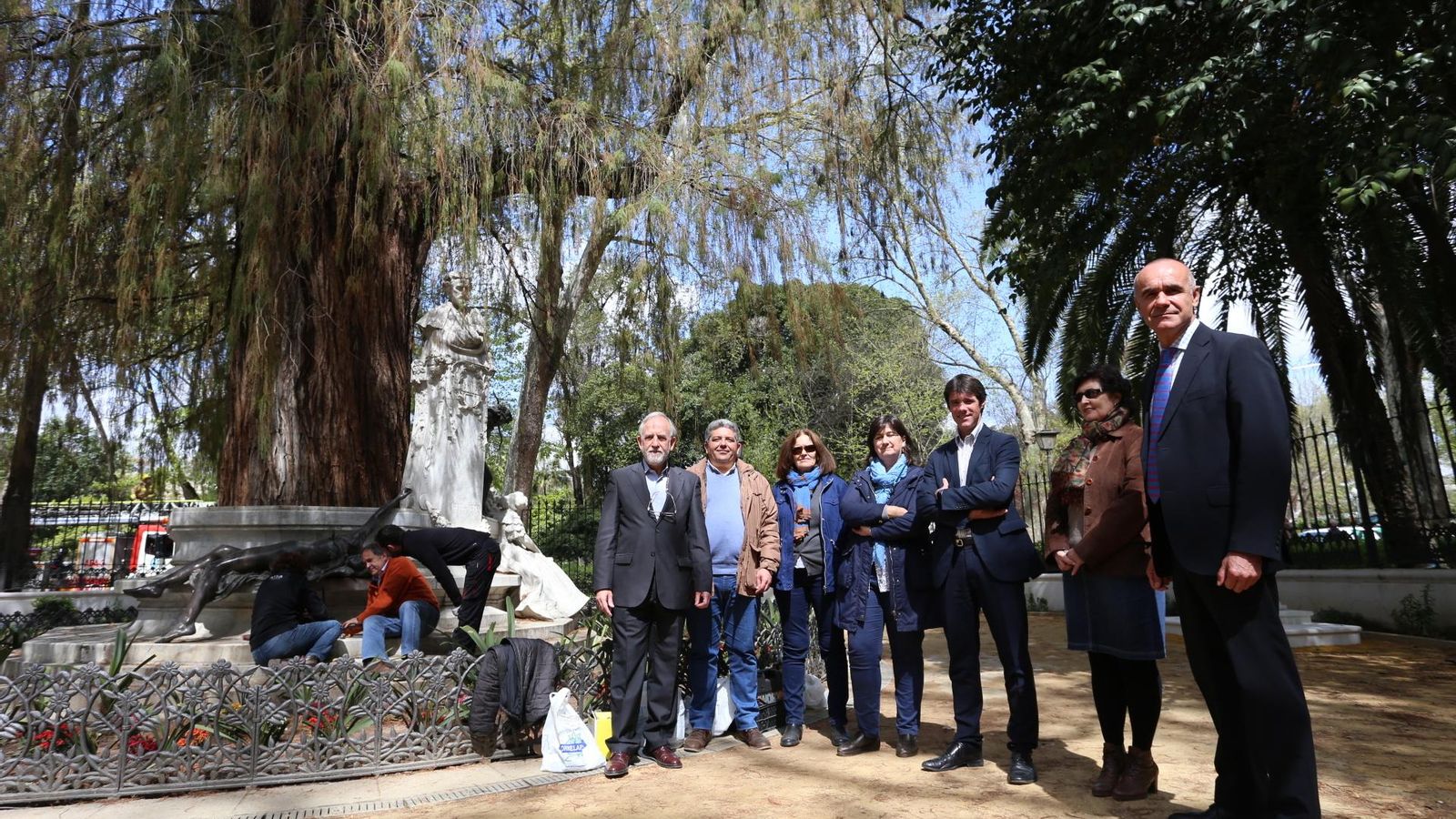 Delegación municipal ante el monumento de la Glorieta de Bécquer.