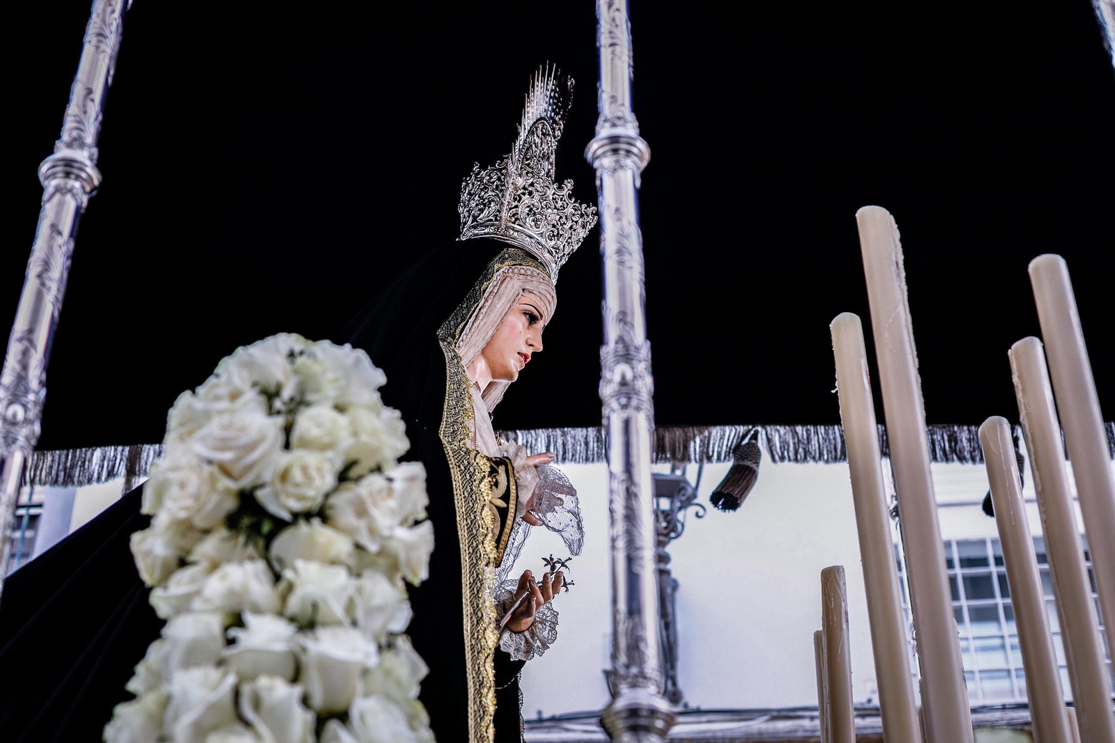 Imágenes de la salida de Santo Entierro en la Semana Santa de San Fernando 2025