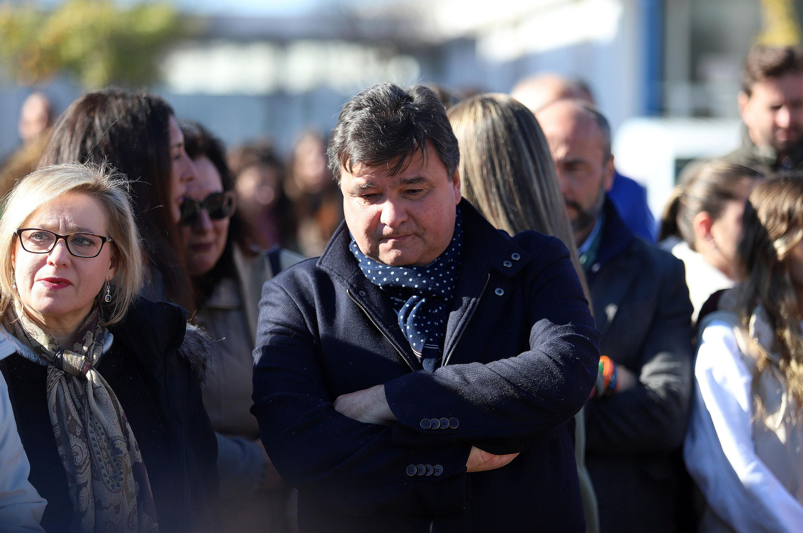 Imágenes del minuto de silencio guardado en la Universidad de Huelva en memoria de los estudiantes fallecidos en el incendio