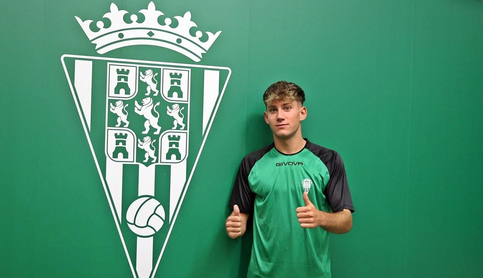 Álvaro Vázquez posa con el escudo cordobesista en la zona mixta de El Arcángel.