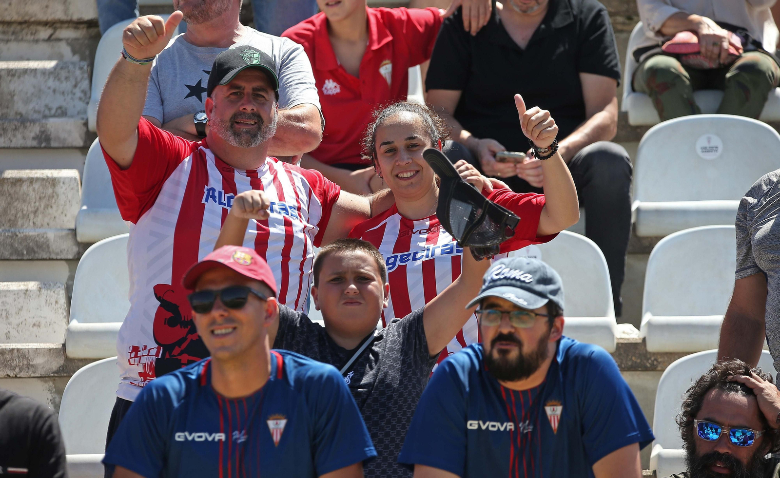 Fotos de la afición durante el Algeciras - Celta B en el estadio Nuevo Mirador