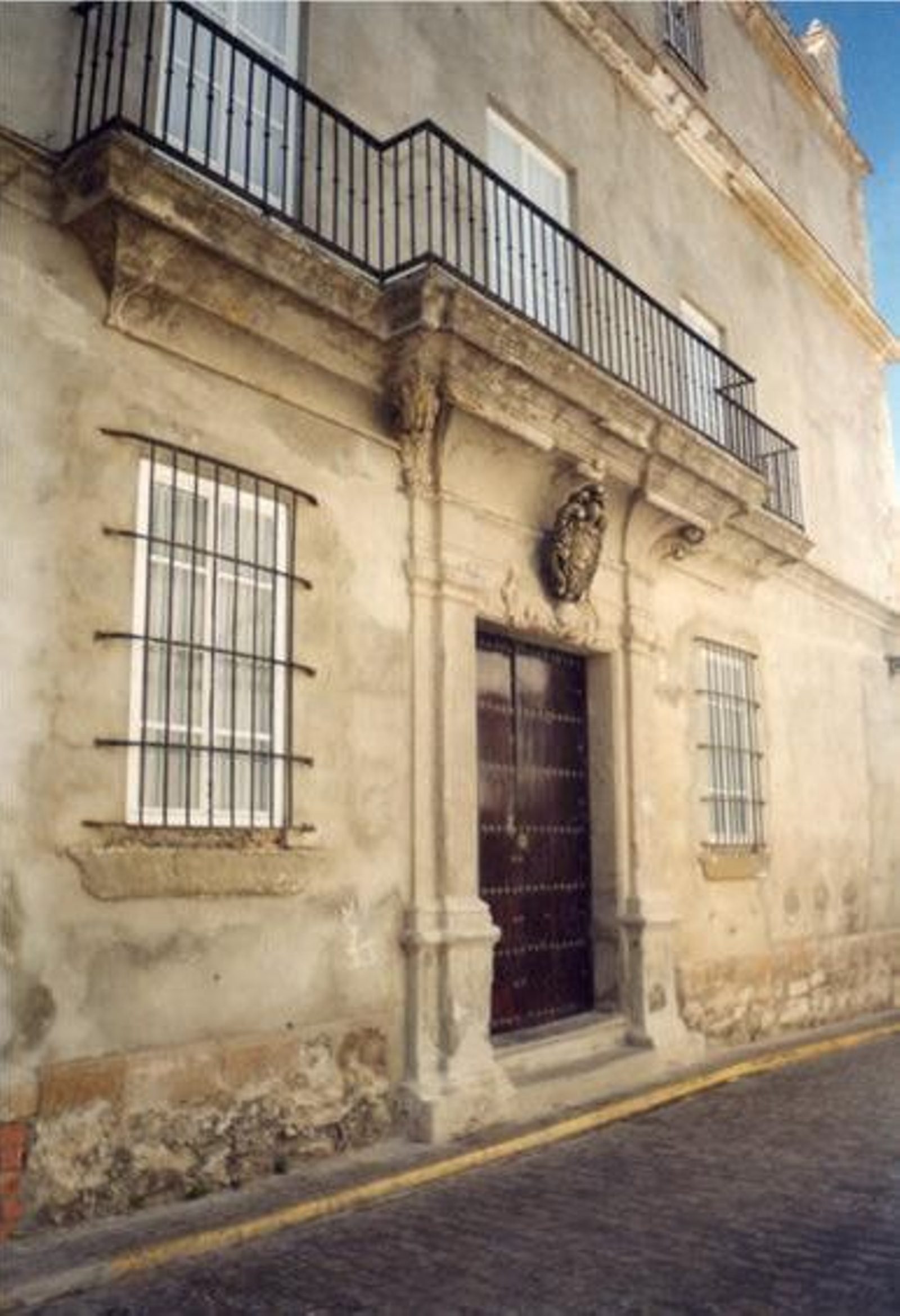 Casa con escudo de la calle Aljaranda.
