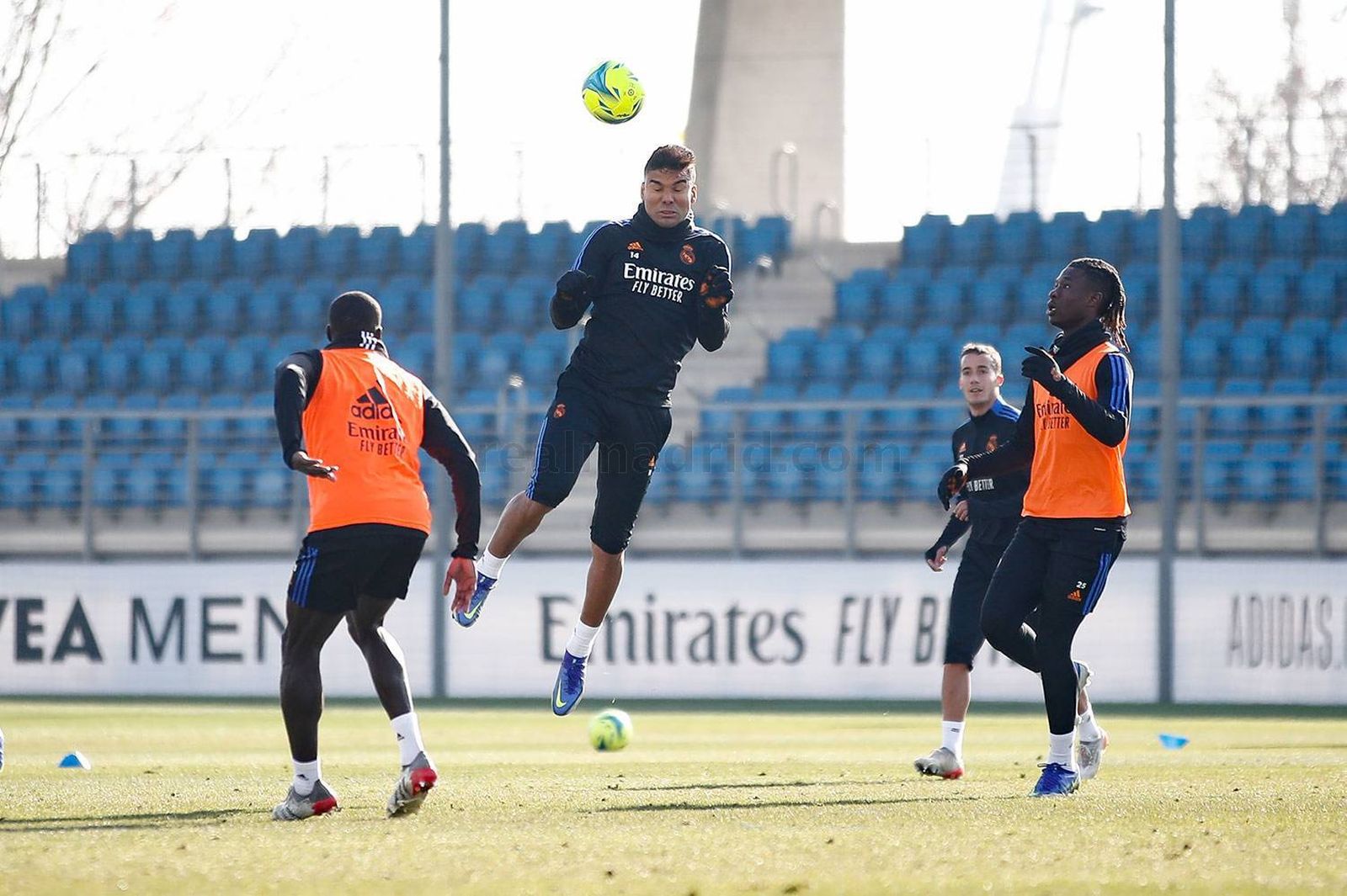 Casemiro cabecea el balón en la sesión del sábado.