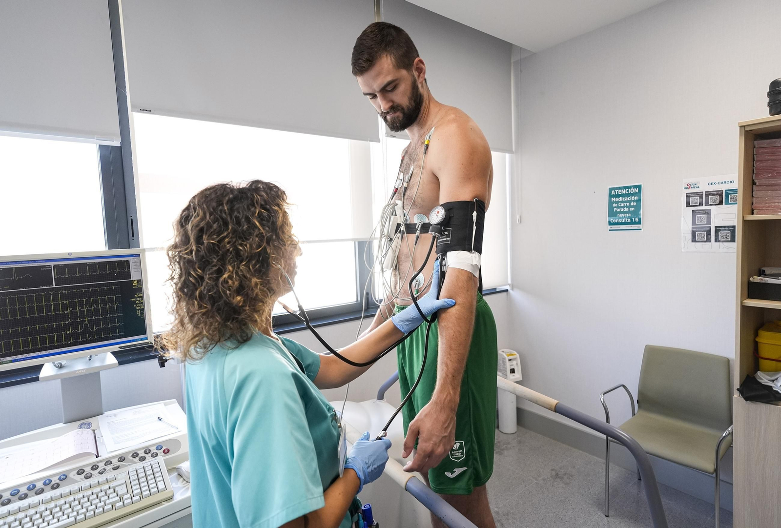 Tyler Kalinoski y David Kravish pasan reconocimiento médico