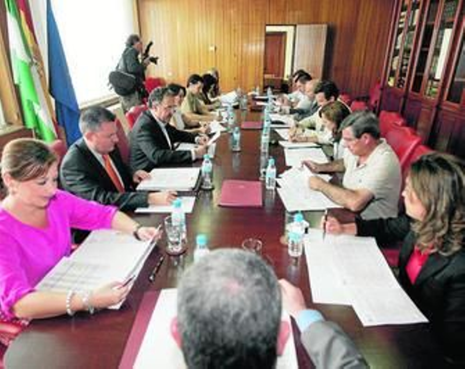 Representantes de las administraciones, organizaciones empresariales y sindicatos en la reunión.