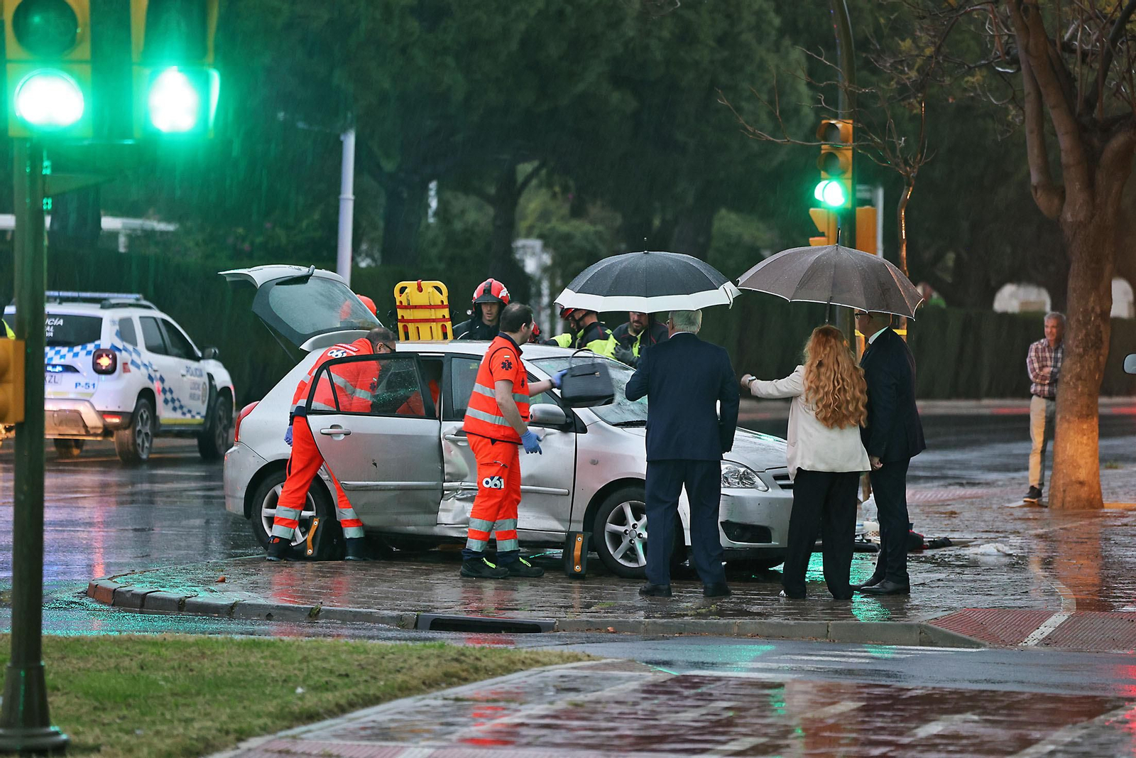 Las espectaculares imágenes del rescate de una persona en un accidente de tráfico en Huelva